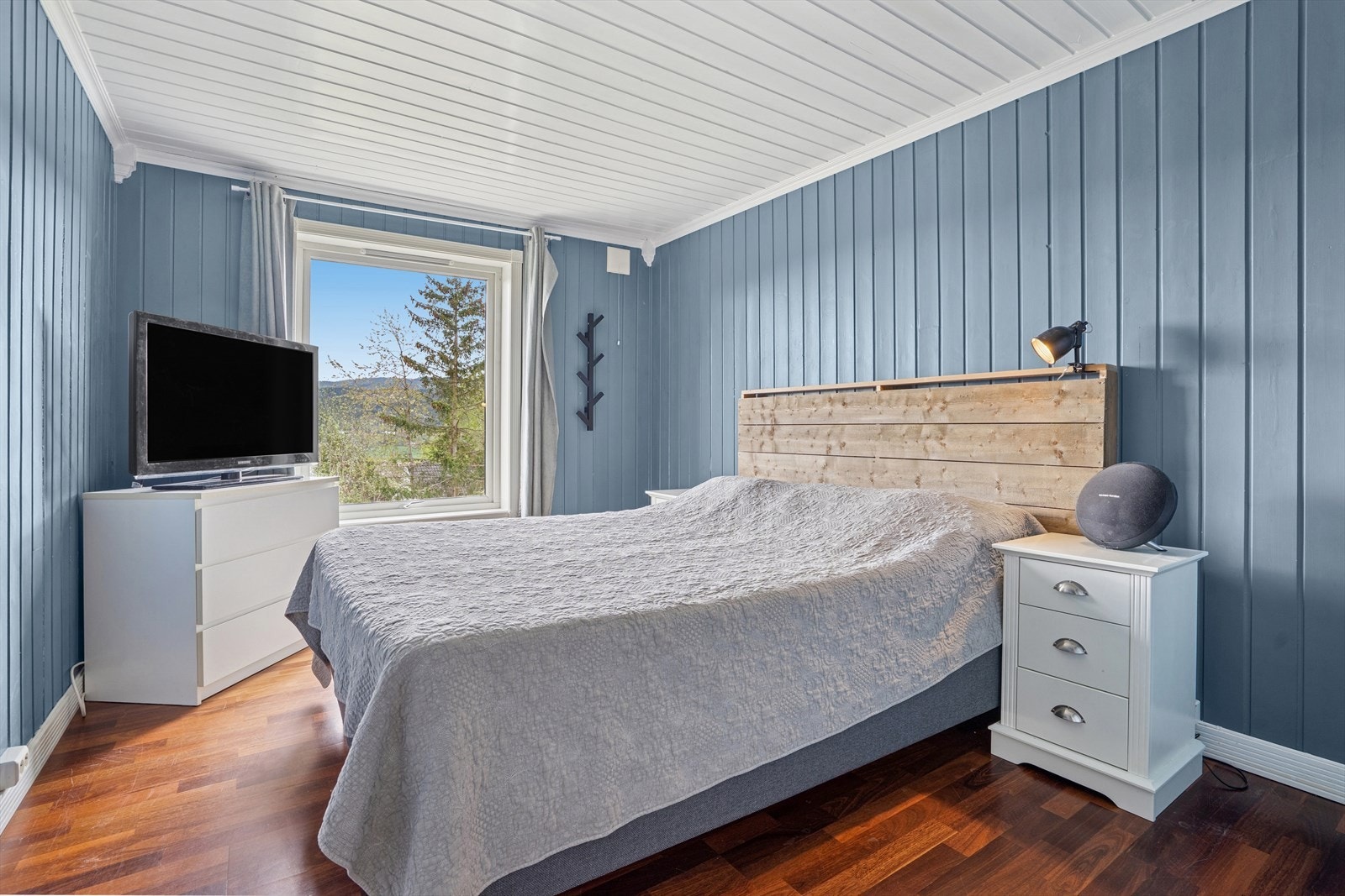 Boligen har totalt 4 soverom. Dette er hovedsoverommet, malt i delikate farger. Galleribilde