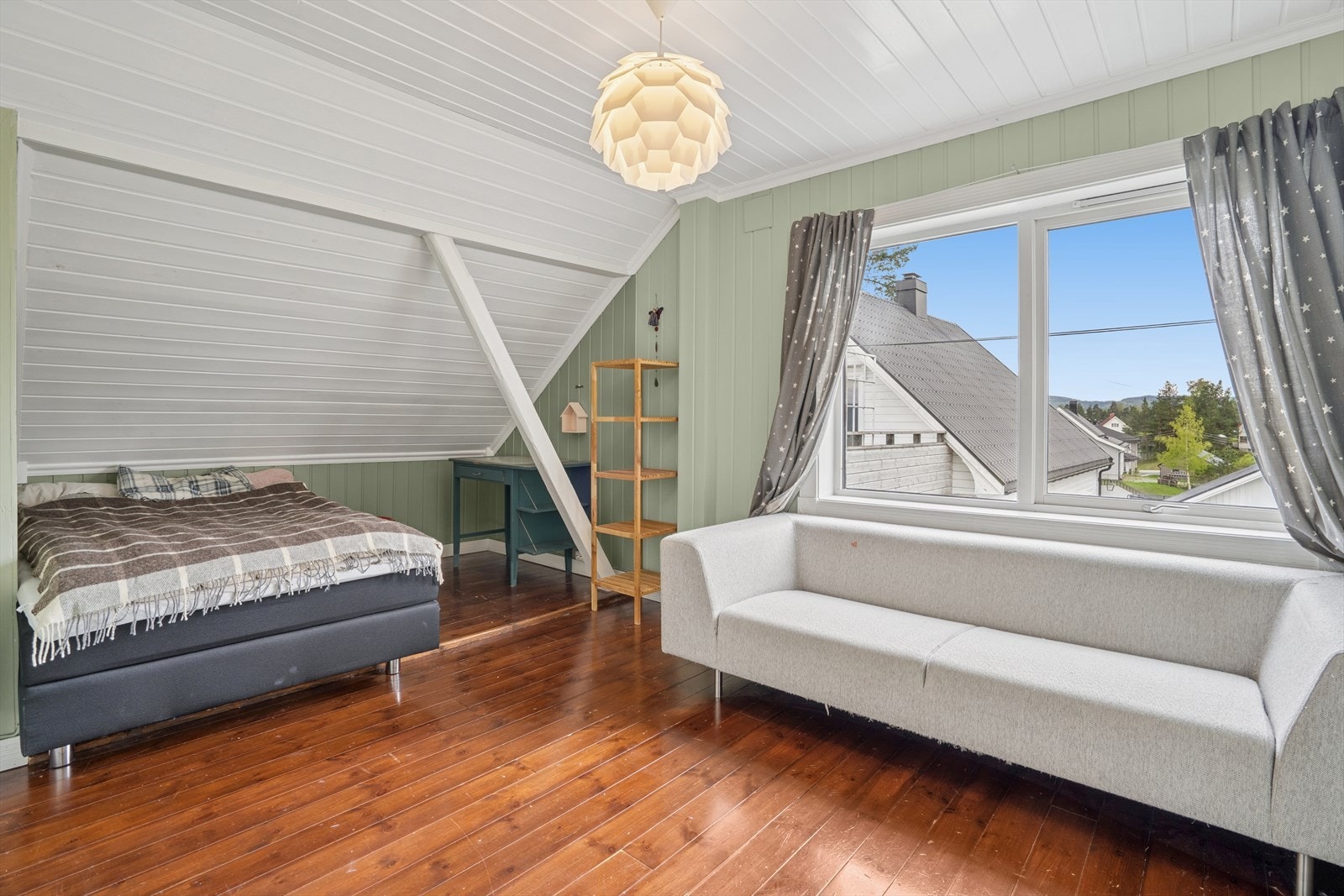 Soverom 2 med god plass til seng og diverse møblement. Galleribilde