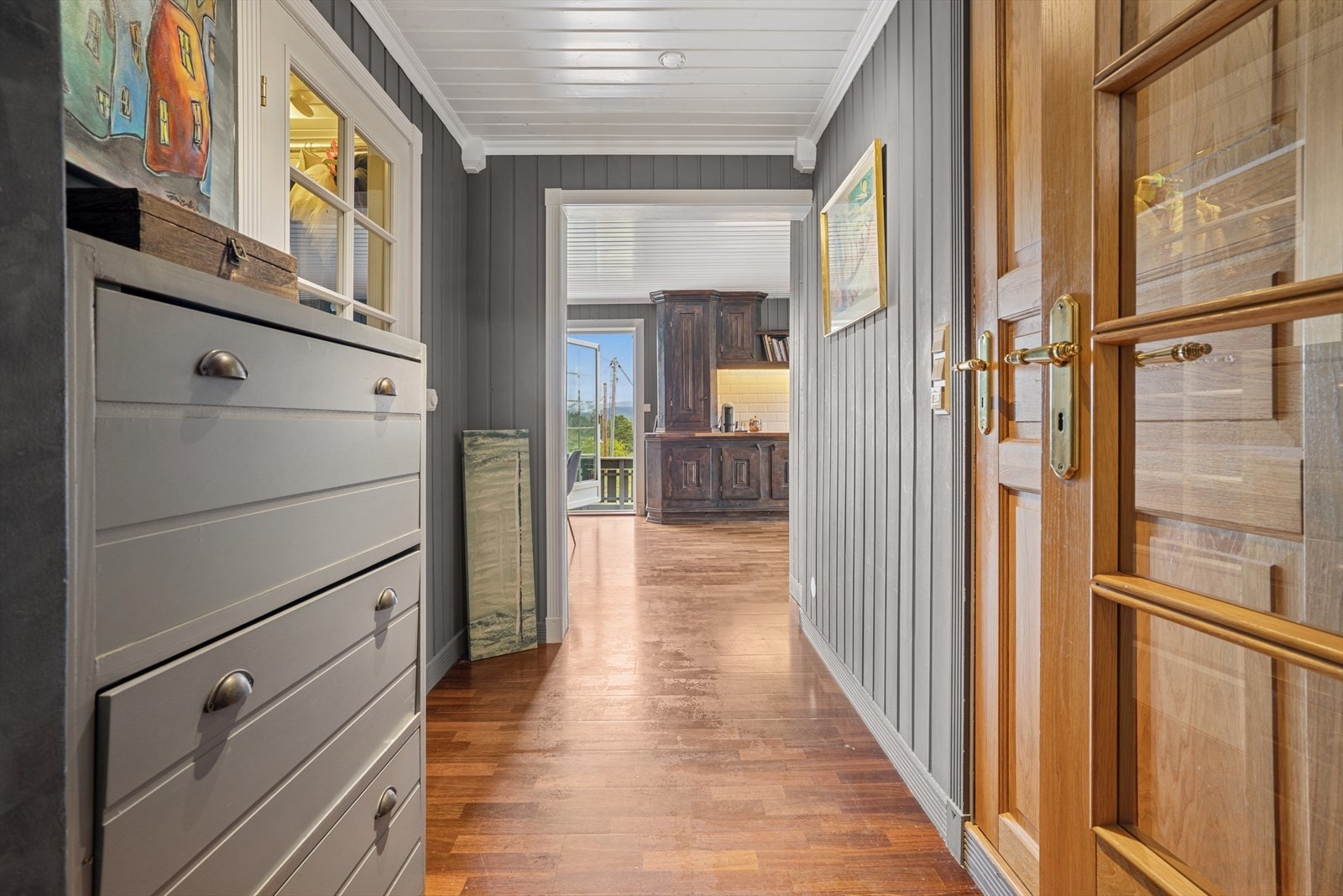 Entré med plass til oppbevaring av yttertøy. Galleribilde