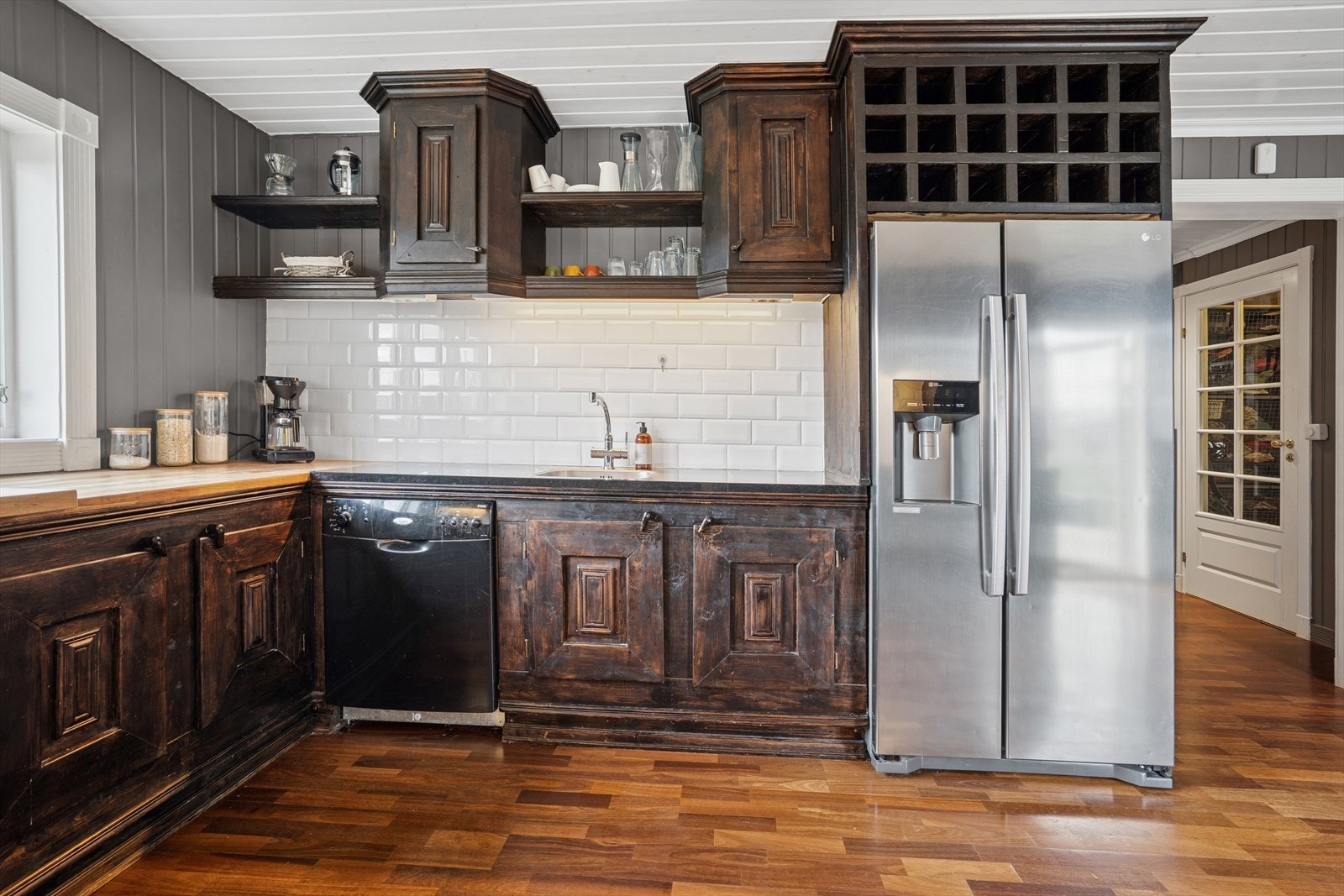 Kjøkkenet er av god størrelse og har god skap- og benkeplass. Galleribilde