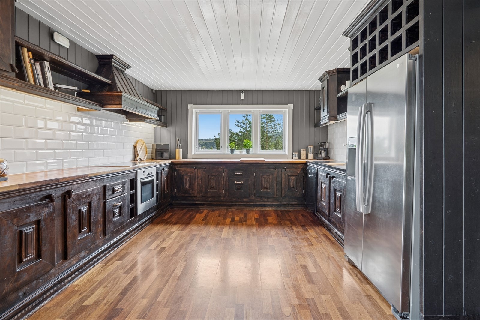 Kjøkken har fin utsikt fra vinduene. Galleribilde