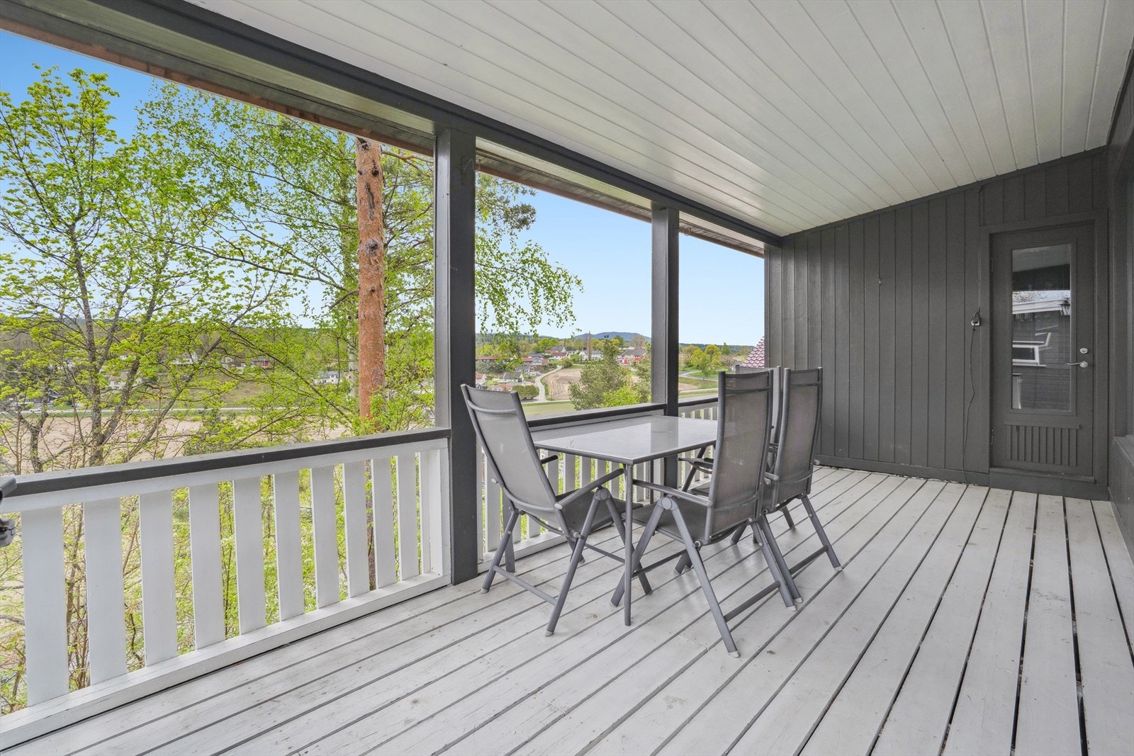 Overbygget terrasse med adkomst fra stue. Her kan man nyte sene sommerkvelder. Galleribilde