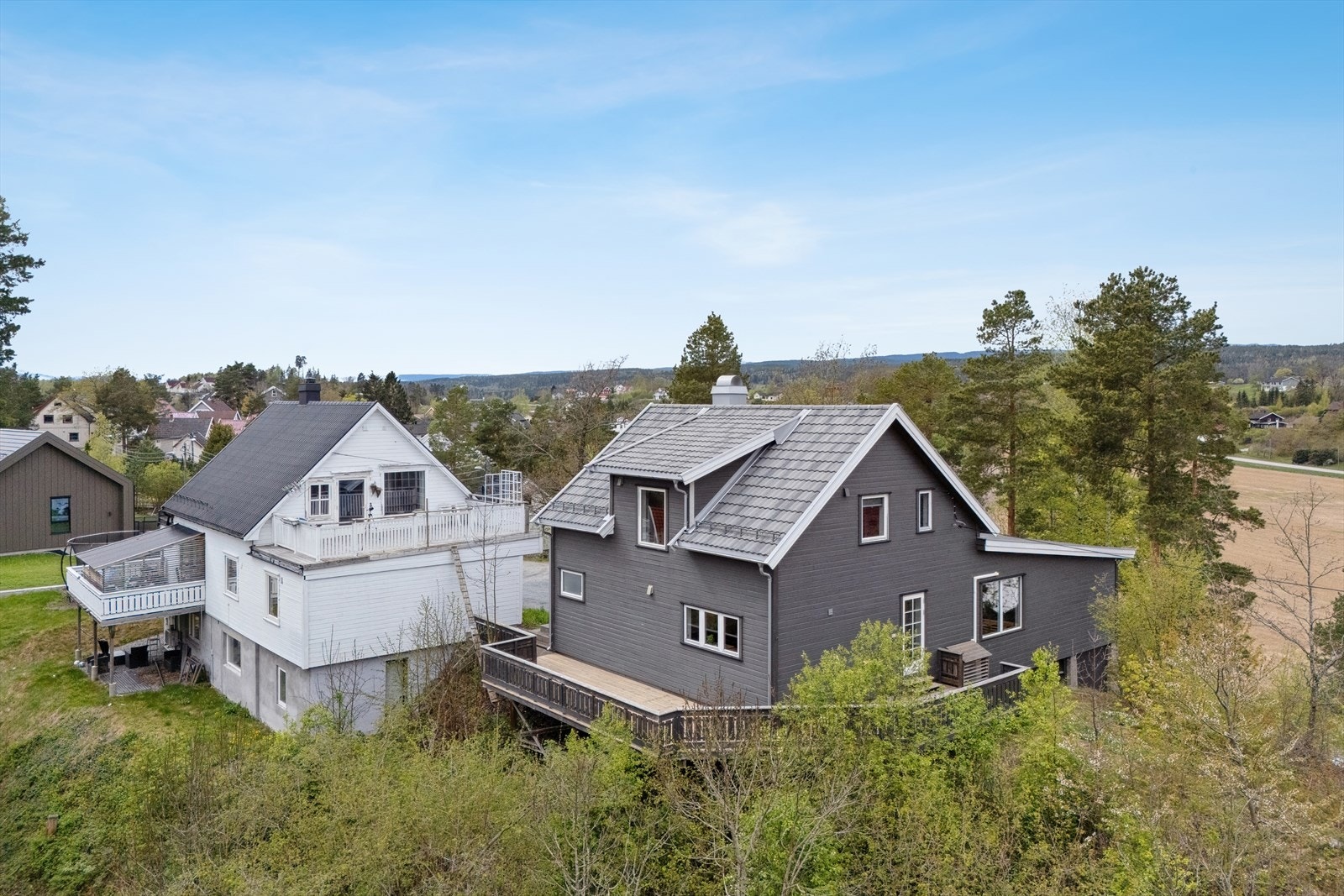 Fra eiendommen er det fin utsikt og gode solforhold. Galleribilde