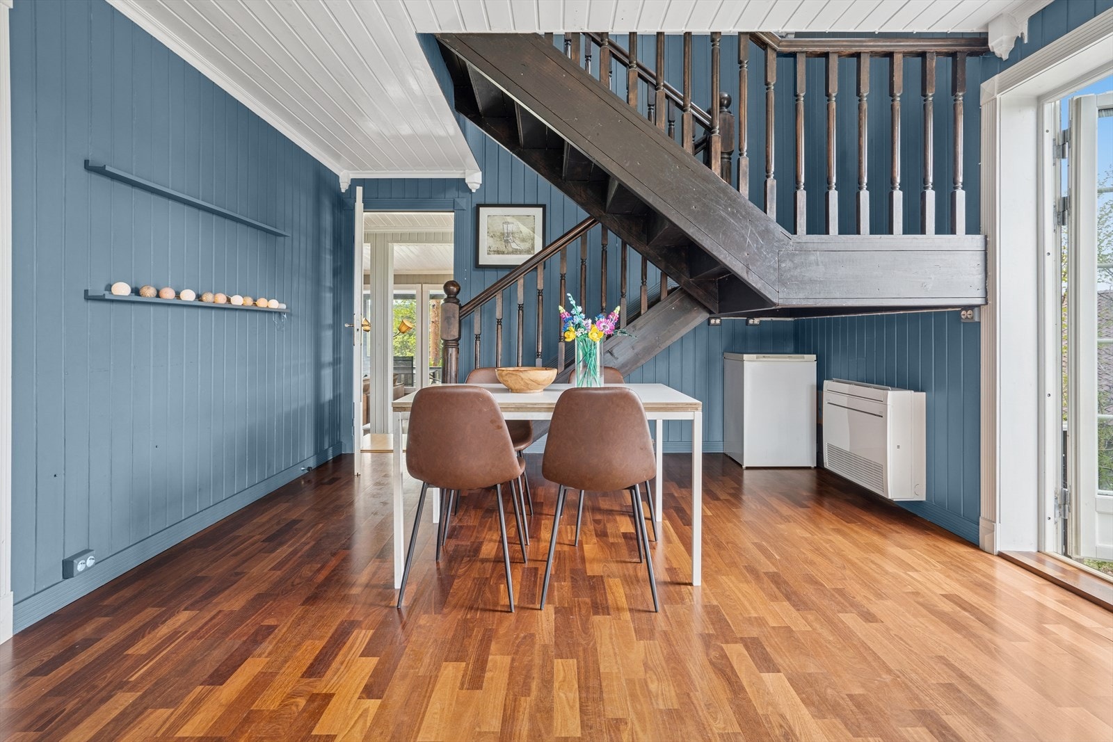 Fra kjøkkenet er det videre adkomst til stue og 2. etasje. Galleribilde