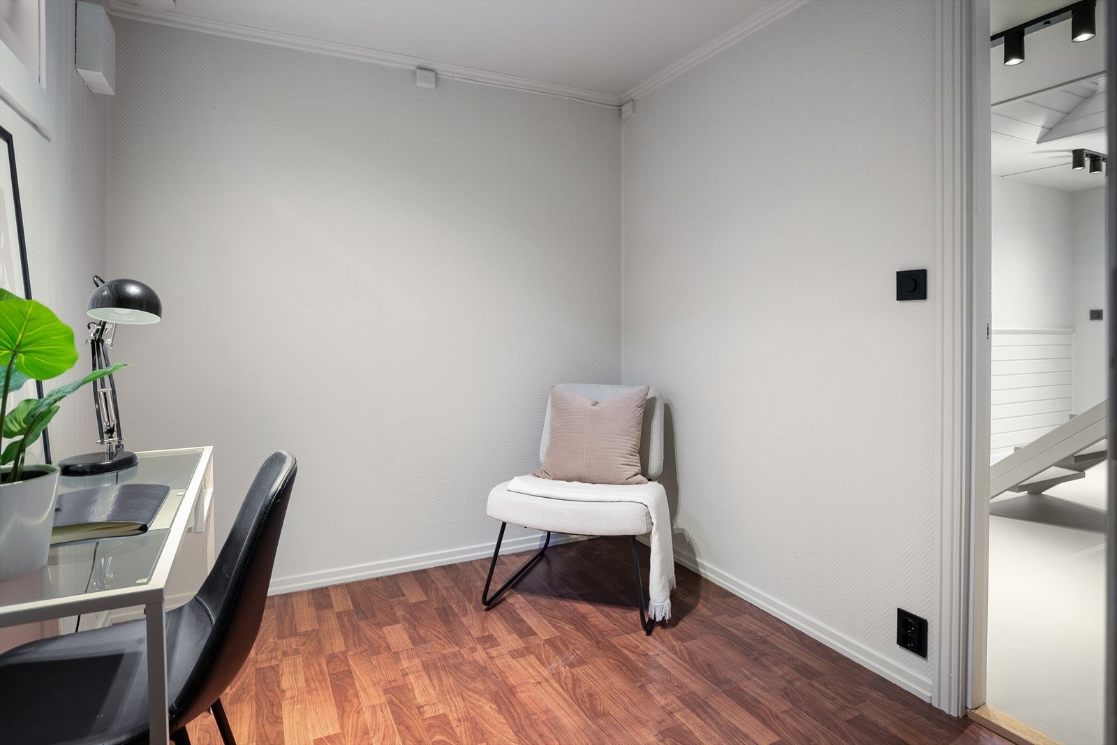 I tillegg er det et innredet rom innerst i underetasjen som har vært benyttet til kontor. Dette rommet er ikke godkjent for varig opphold. Galleribilde