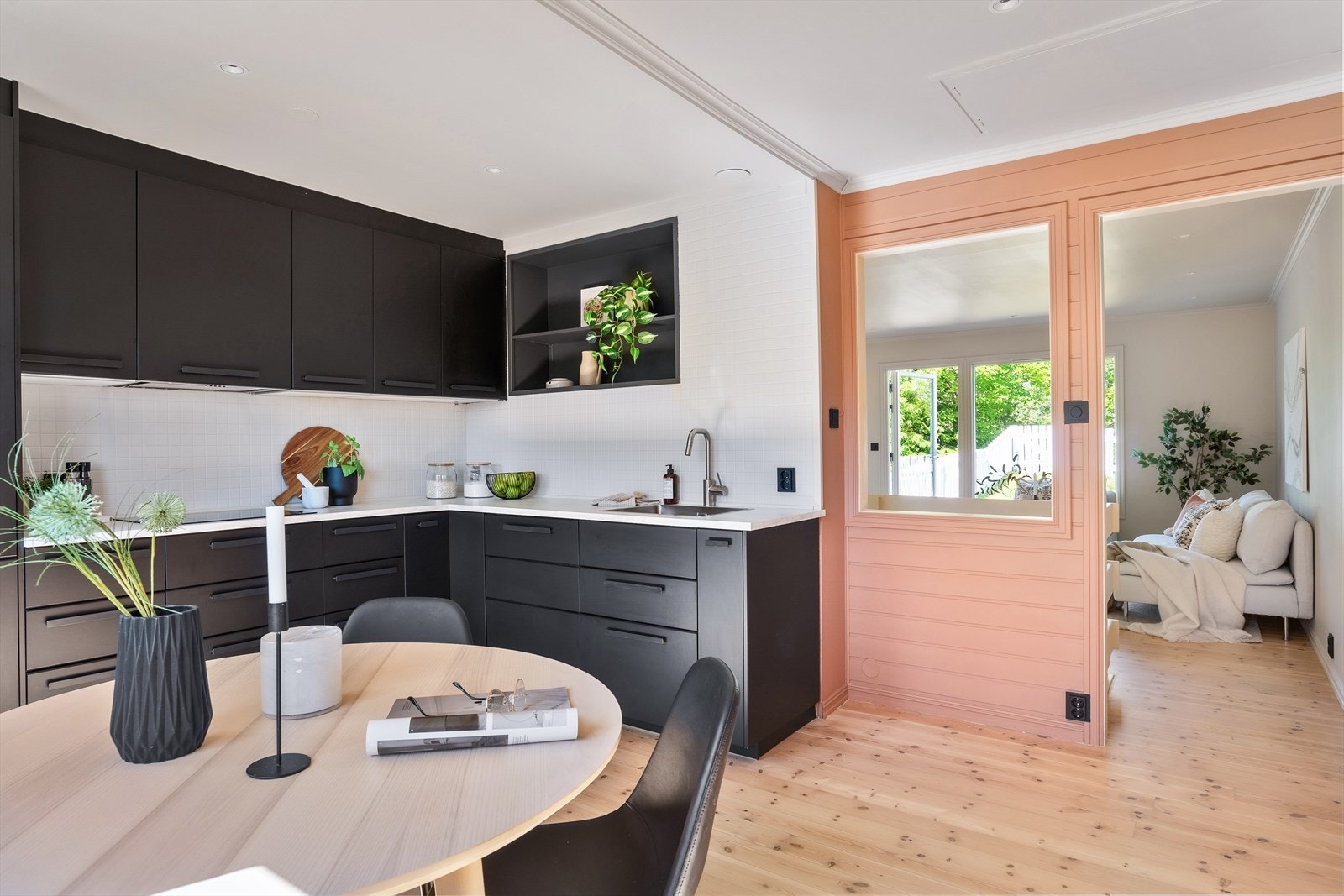 Stilrent kjøkken fra 2017, oppgradert i 2025 med ny benkeplate, vask og blandebatteri. Galleribilde