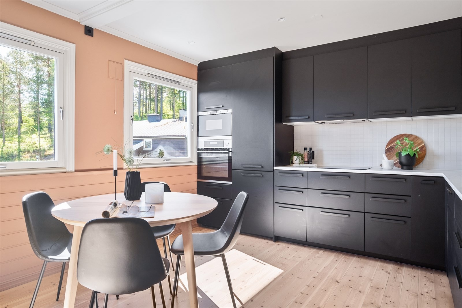 Stilig sort kjøkken oppgradert med ny benkeplate, vask og blandebatteri i 2025. Galleribilde