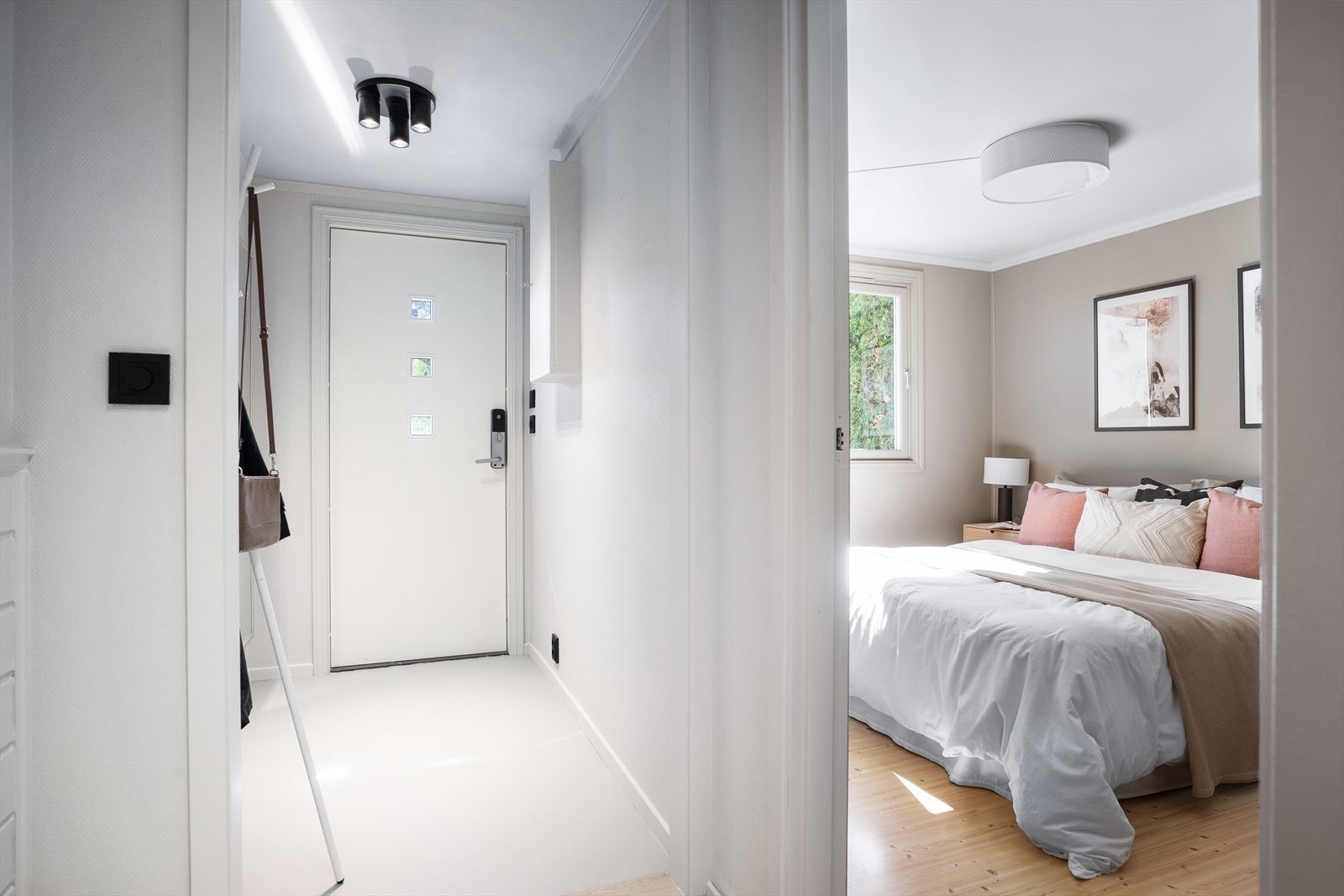 Boligen har adkomst via entré i underetasjen. Galleribilde