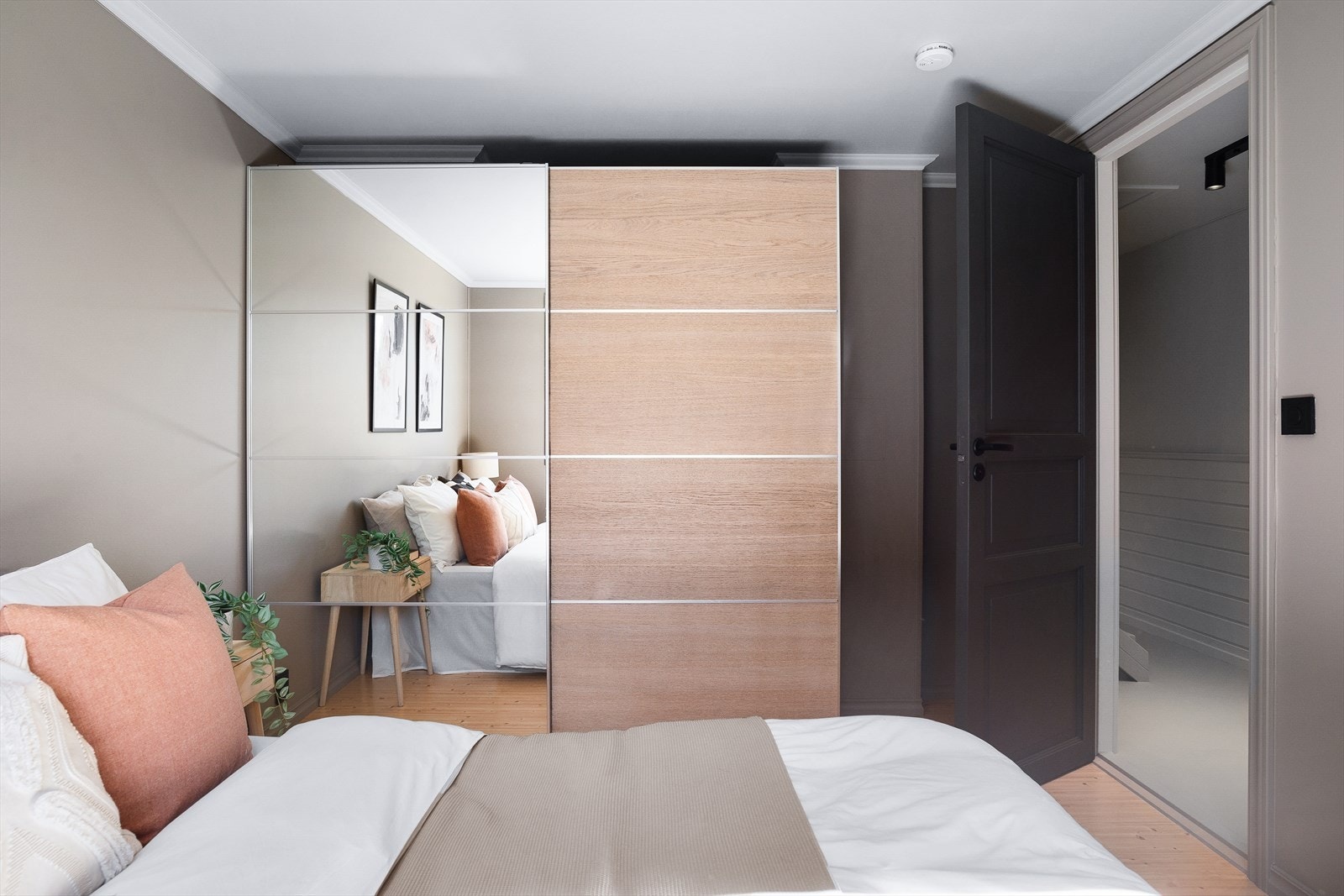 Rommet har plass til dobbeltseng og nattbord, og det er god oppbevaringsplass i en romslig skyvedørsgarderobe. Galleribilde