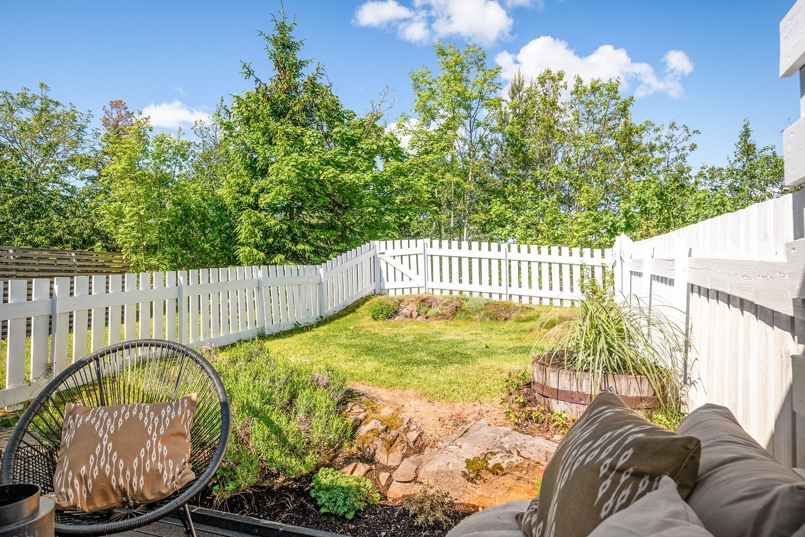 Utenfor stuen på andre siden av boligen er det en vestvendt terrasse på ca 13 kvm. Denne vender mot syd og har videre adkomst til hagen. Galleribilde