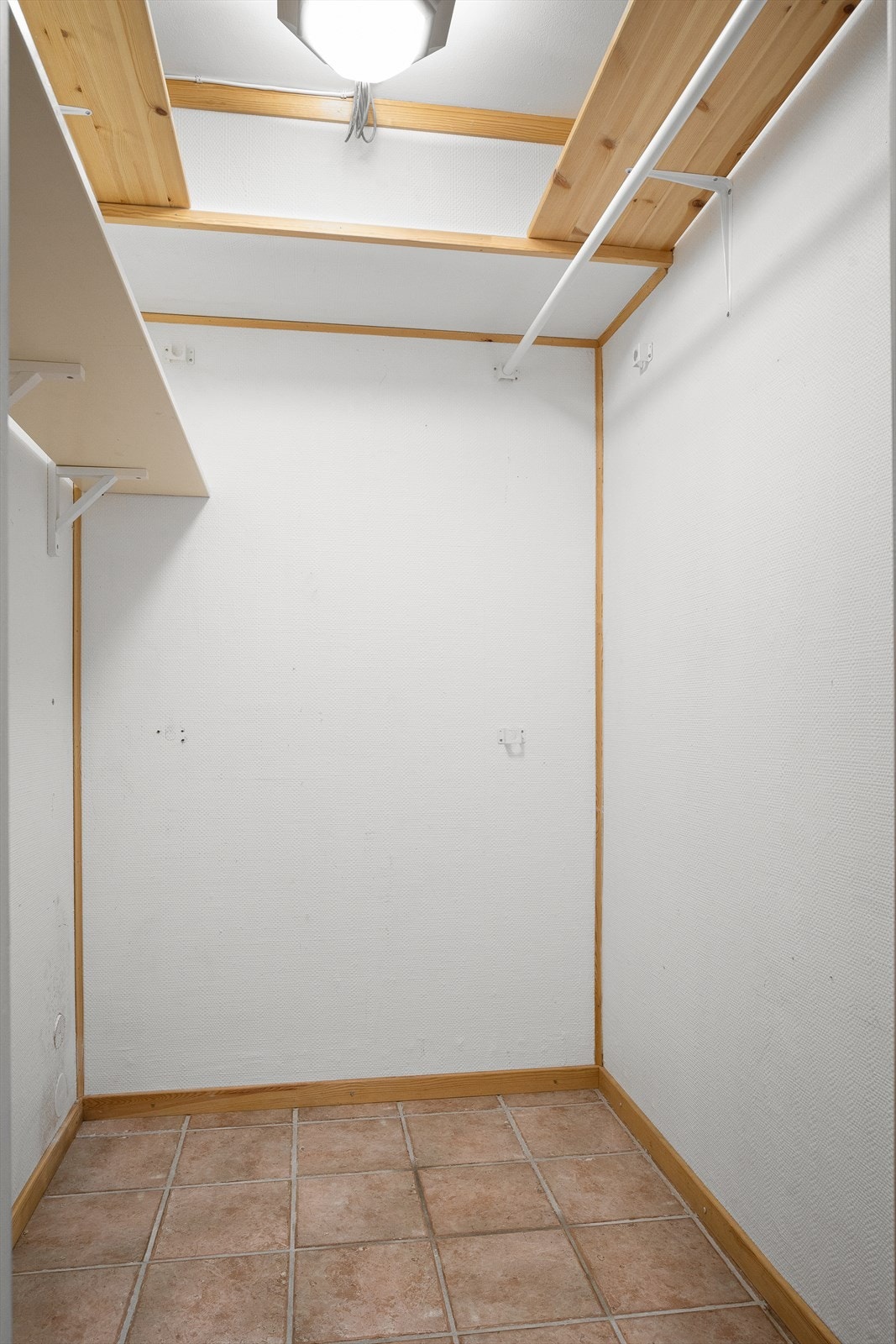 I underetasje er det en innvendig bod, og ved inngangspartiet er det en utebod på ca 4,5 kvm. Galleribilde