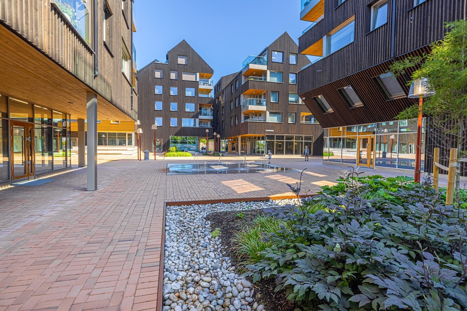 Heggedal sentrum byr på matbutikk, apotek, posten, flere restauranter, frisør, legekontor mm. Galleribilde