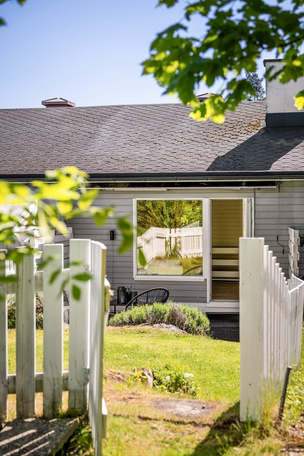 Huseierforeningens fellestomt er opparbeidet med gressplen, prydbusker, sittegrupper og asfalterte internveier. Videre er det utelys, diverse beplantning og biloppstillingsplasser. Til barnas store glede er det lekeområder på fellesarealet. Galleribilde