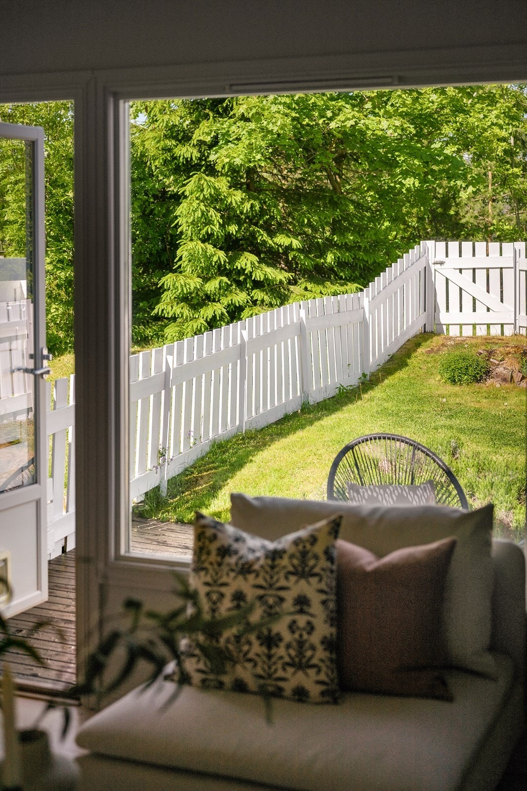 Den tilhørende hagen er lettstelt og barnevennlig, med gressplen og naturtomt inn mot berg og grøntareal. Galleribilde