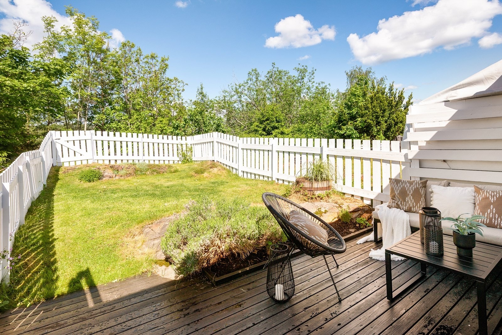 I øverste etasje har boligen en egen skjermet hage. Galleribilde