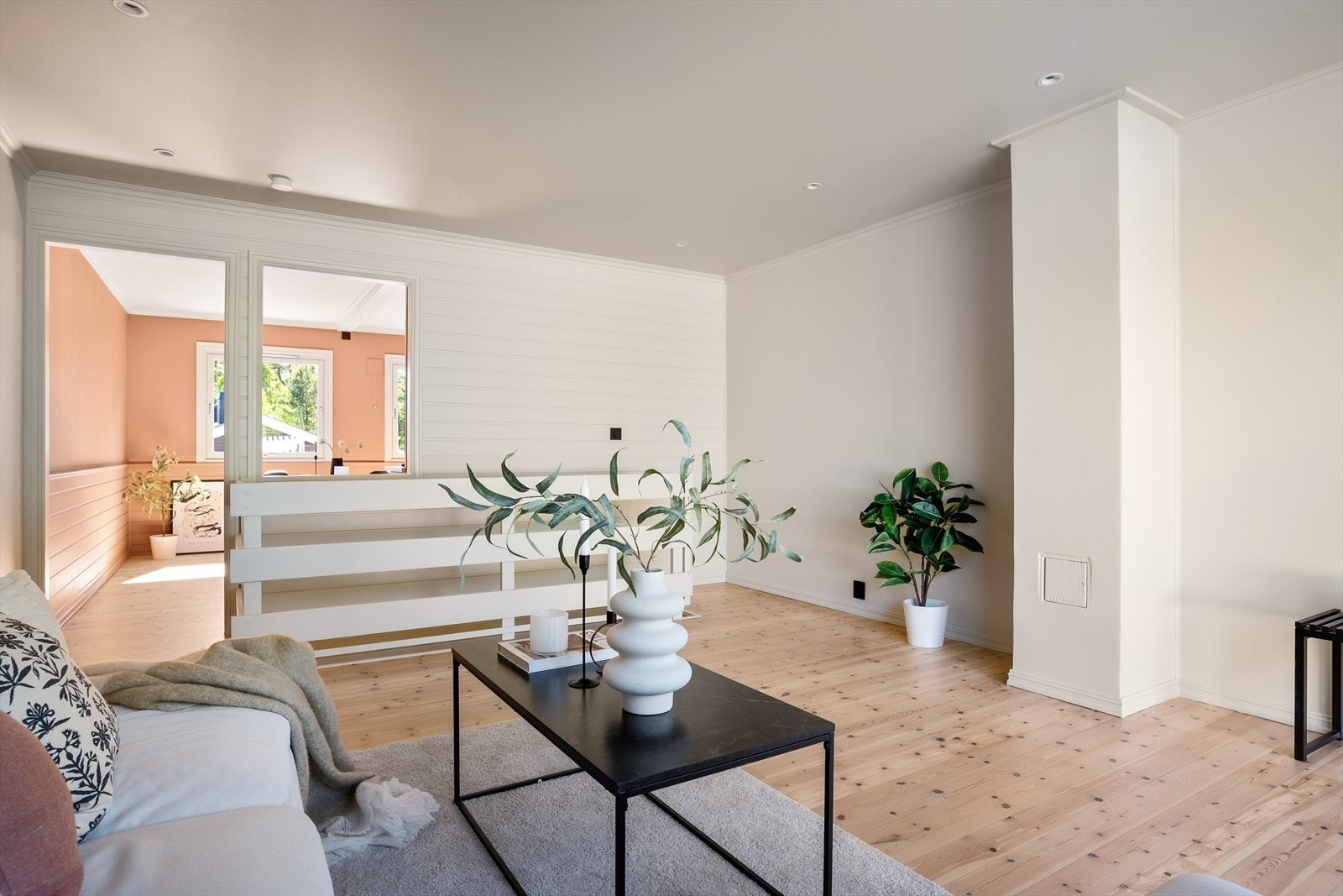 Rommet har slipt og overflatebehandlet tregulv, malte flater og malt panel i vegg, samt malt himling med innfelte downlights. Galleribilde