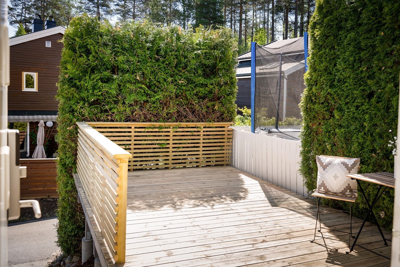 Ved inngangspartiet er det en terrasse på ca 16 kvm som vender mot øst. Denne er renovert med slipt gulv og nytt rekkverk i 2025. Galleribilde