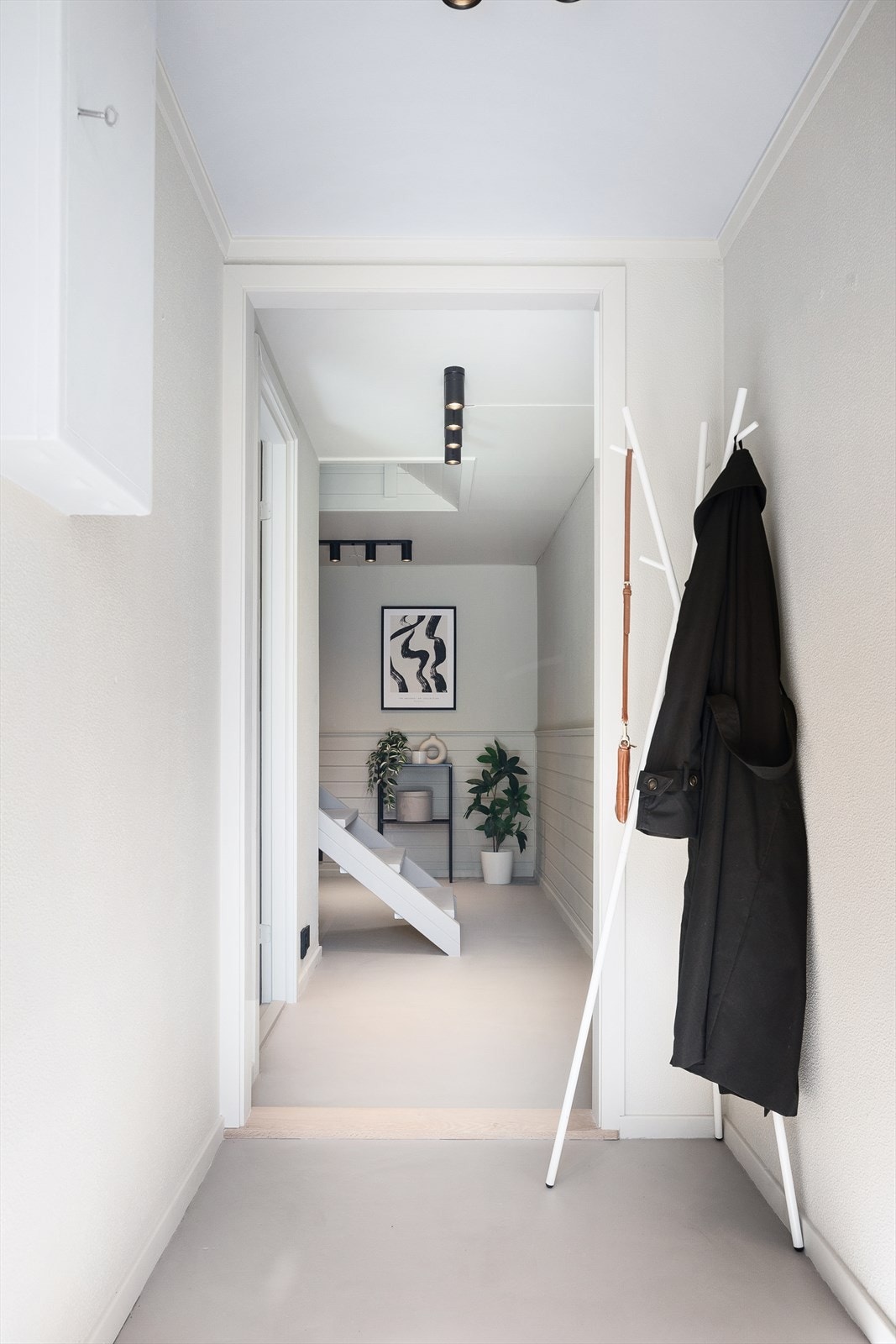 Rommet har malt gulv, malte veggflater og malt himling. Her er det plass til knagger og oppbevaring. Galleribilde