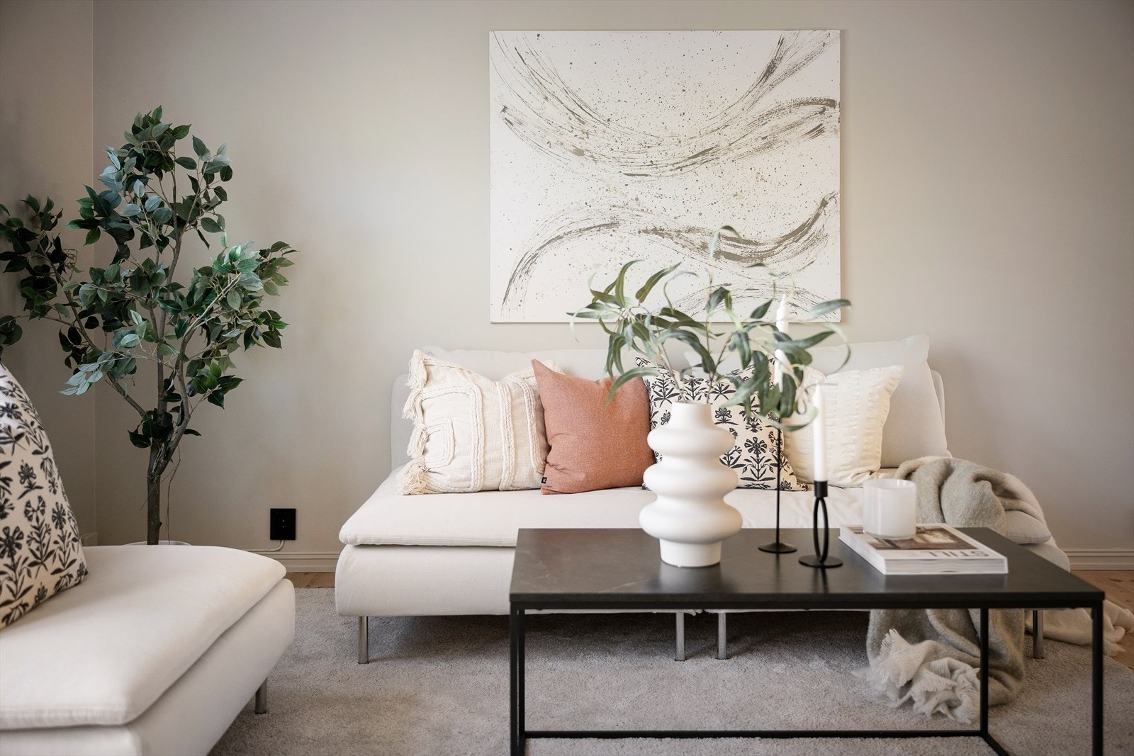 Det er god plass til sofagruppe og øvrig møblering, og store vindusflater gir rikelig med naturlig lys. Galleribilde