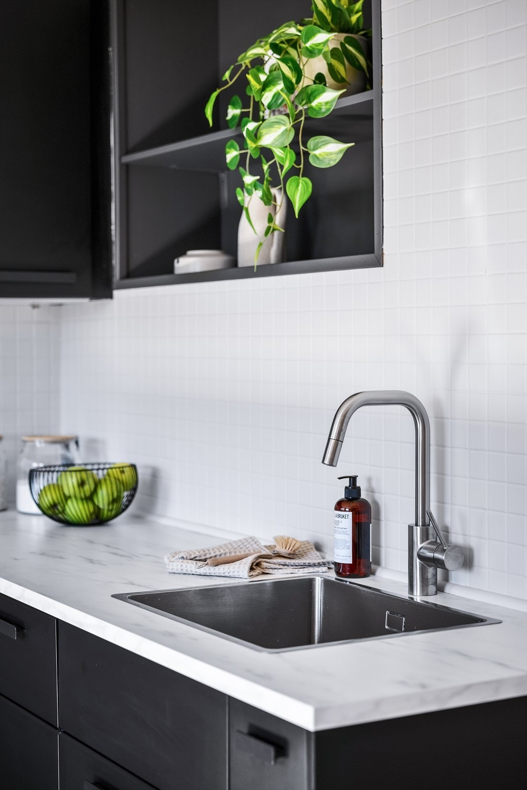 Laminat benkeplate med nedfelt oppvaskkum i rustfritt stål og ettgreps blandebatteri med uttrekkbar dusjfunksjon. Galleribilde