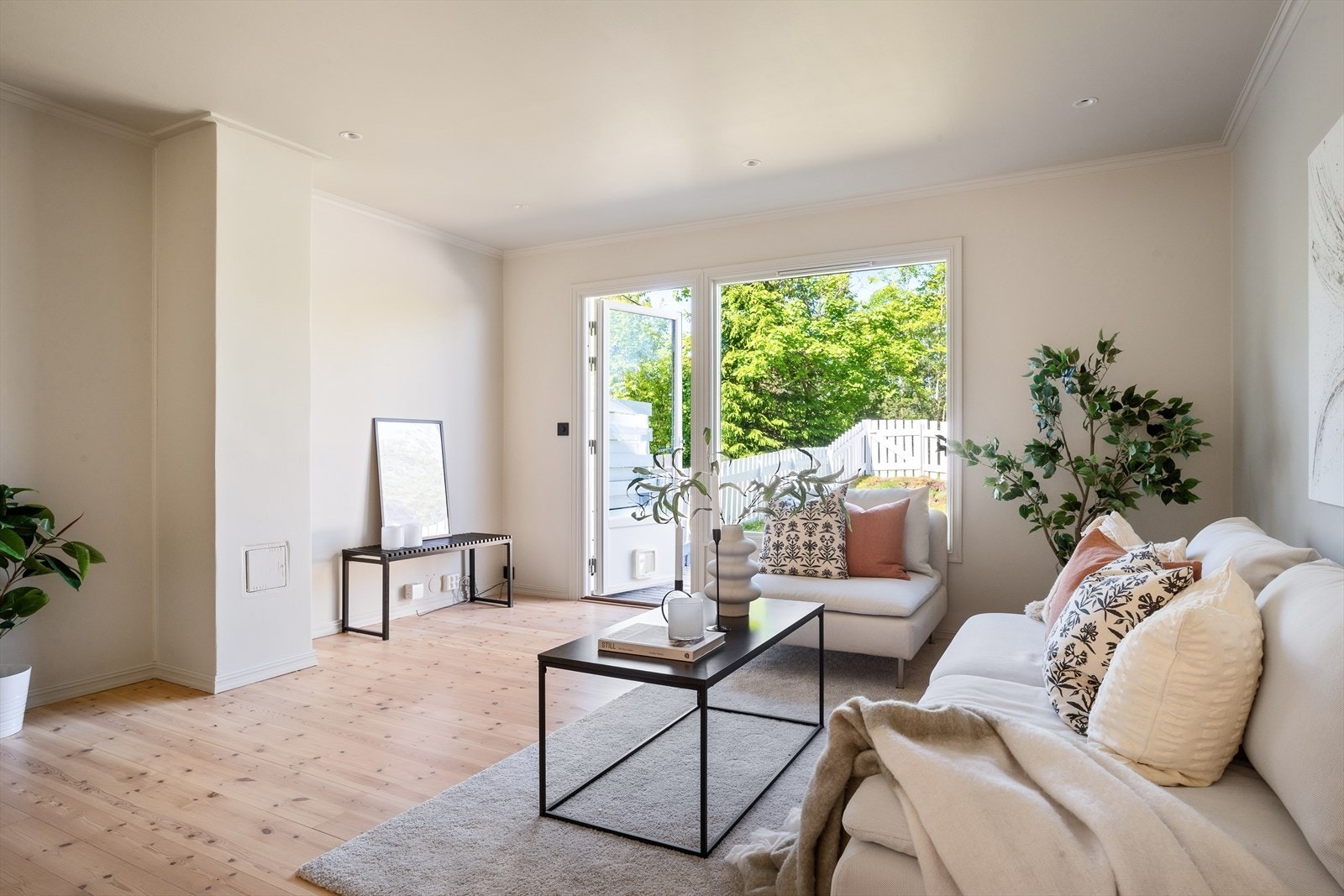 I øverste etasje sammen med kjøkkenet finner vi stuen. Galleribilde