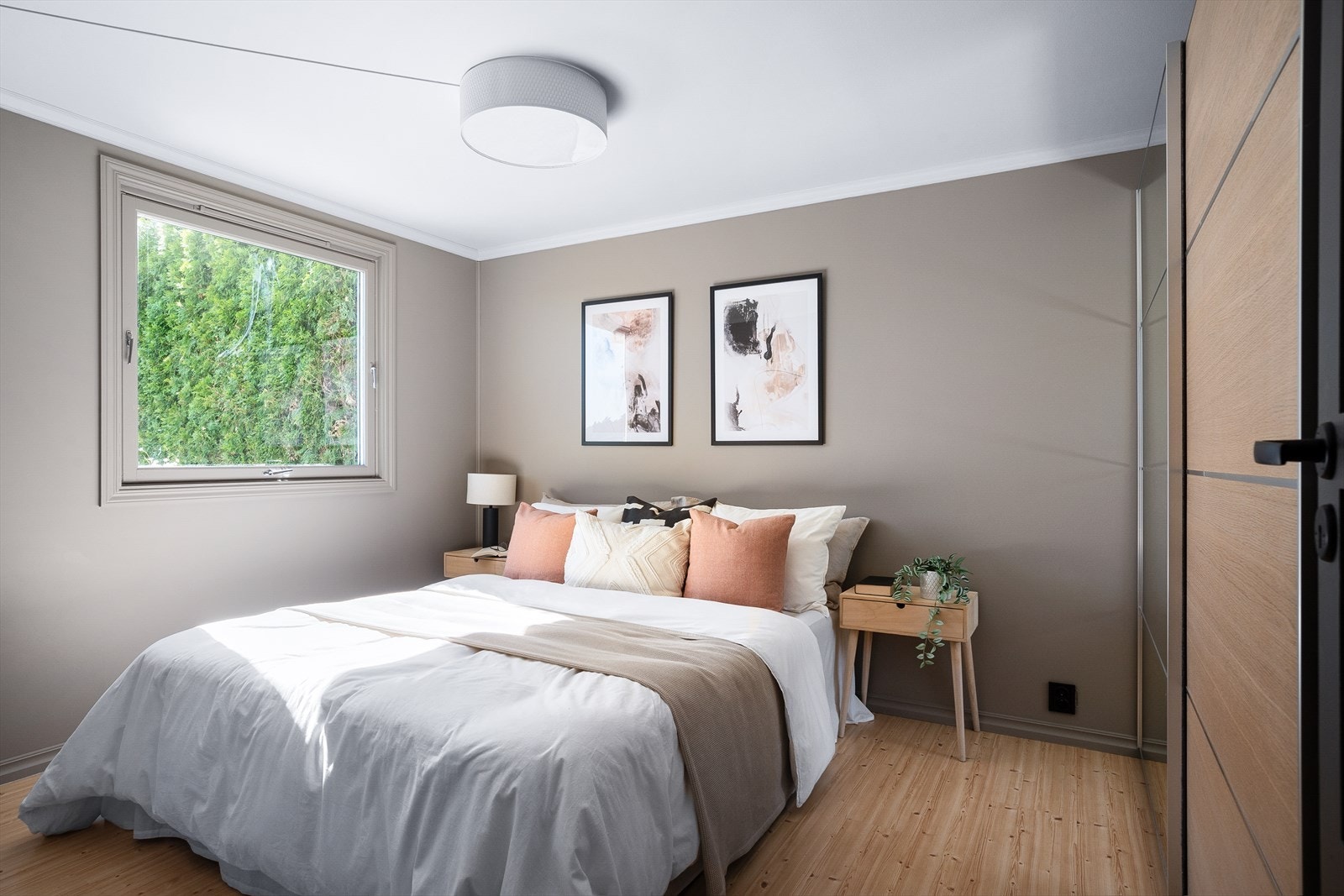 Pent soverom med laminatgulv, malte veggflater og malt himling. Galleribilde