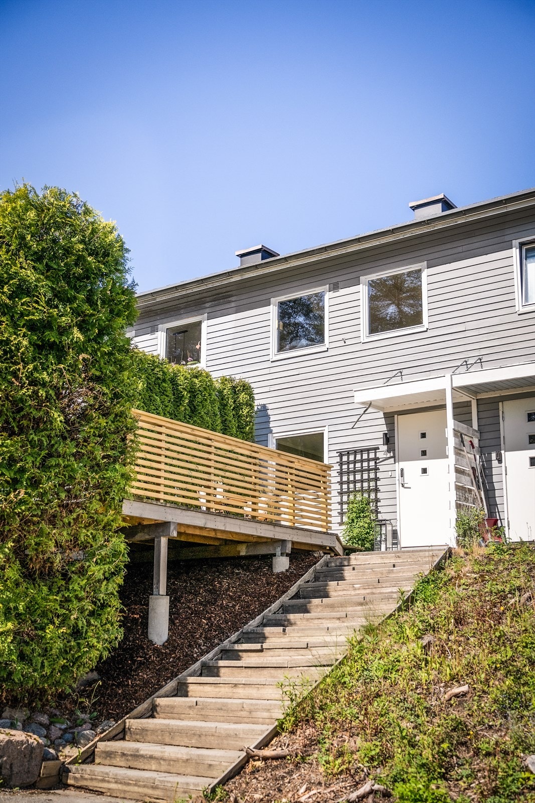 Rekkehuset ligger fint til i et barnevennlig og rolig nabolag med store fellesarealer og flere lekeplasser på feltet. Galleribilde