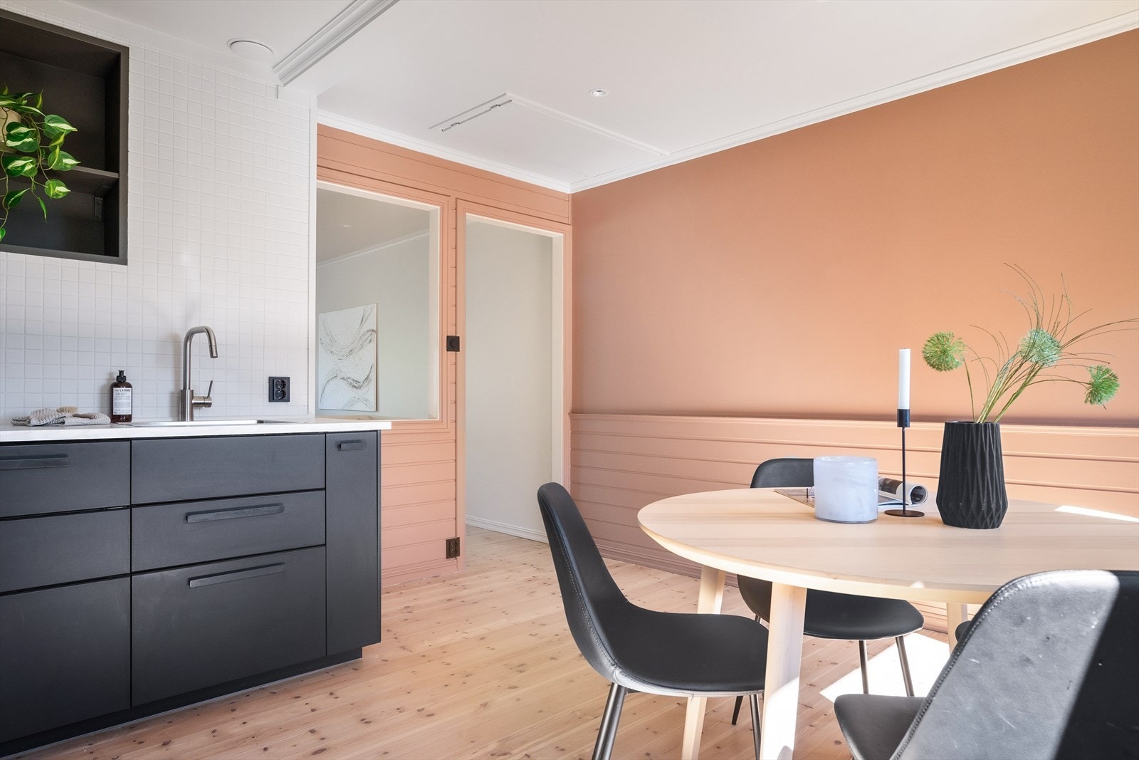 Kjøkkenet har en praktisk og romslig utforming med god plass til spisebord. I himlingen på kjøkkenet er det takluke med skyvestige til kaldloft. Galleribilde