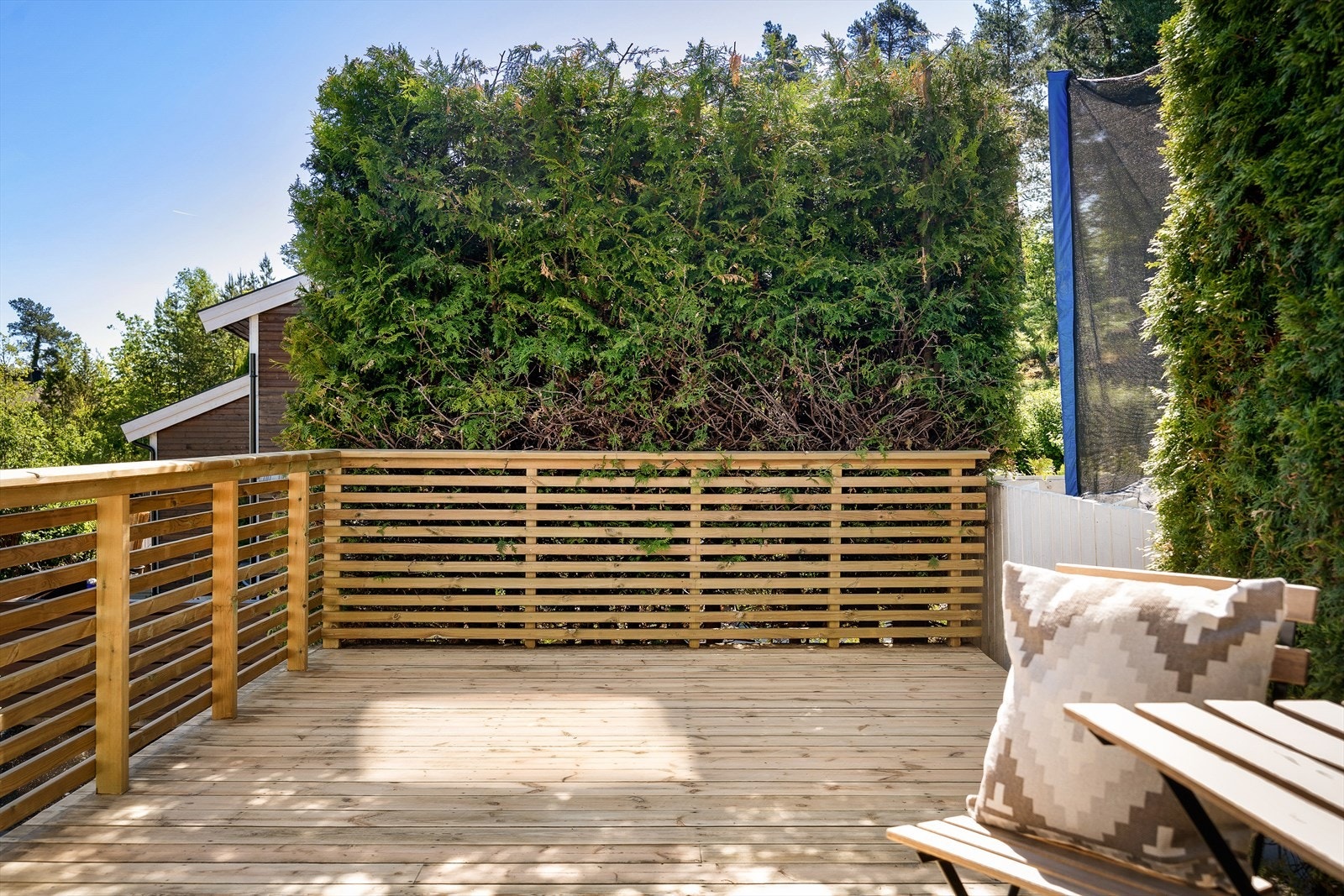 Her er det god plass til utemøbler og hygge, og høy hekk gir god skjerming mot naboene. Galleribilde