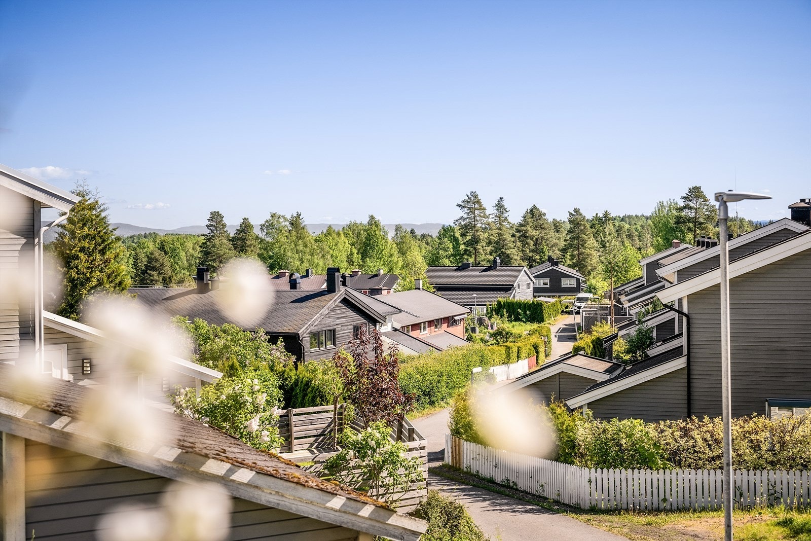 Fra denne uteplassen er det utsyn over nabolaget og de grønne omgivelsene. Galleribilde