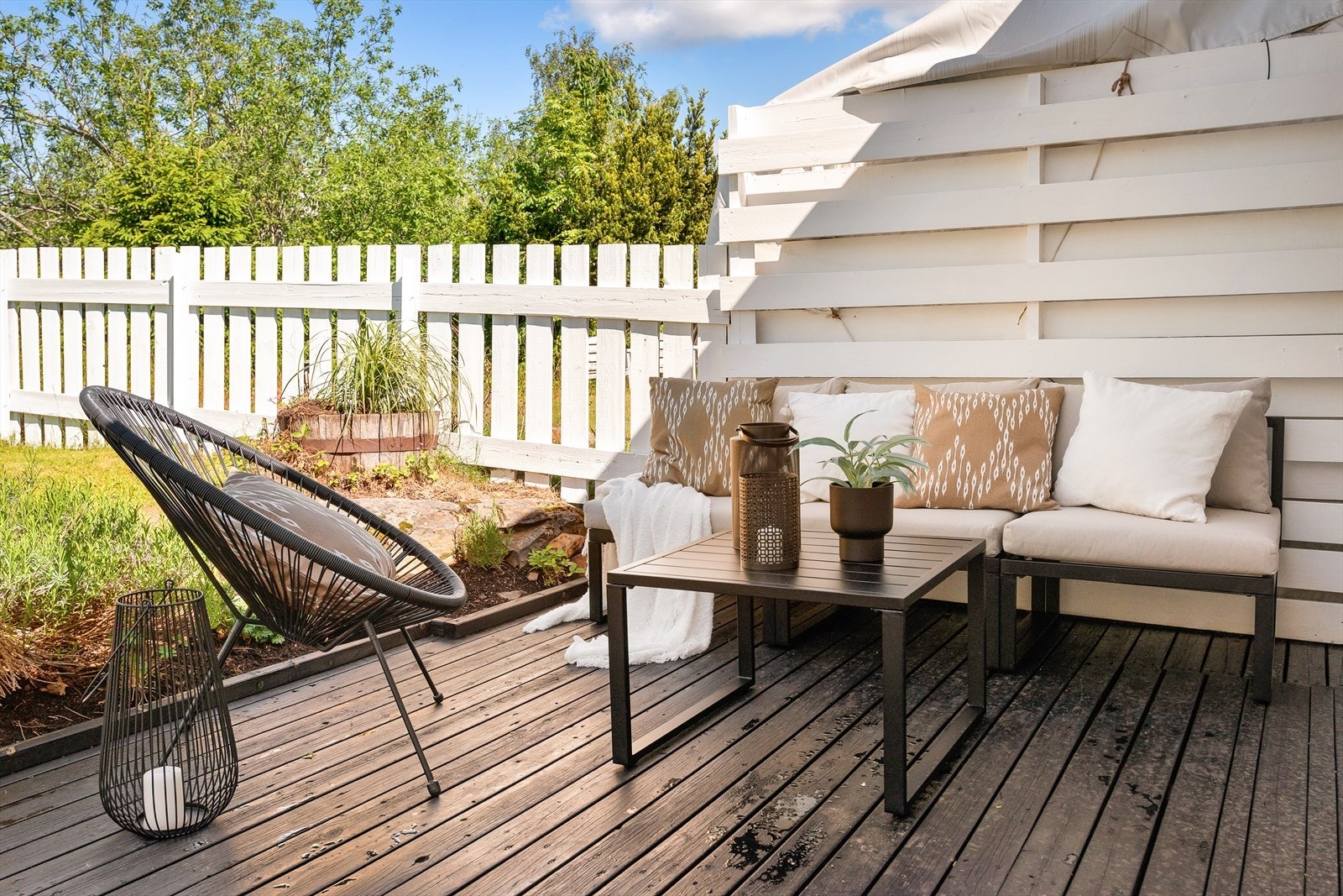 På terrassen ved stuen er det lagt mørkbeiset terrassebord, og det er god plass til sittegruppe. Galleribilde
