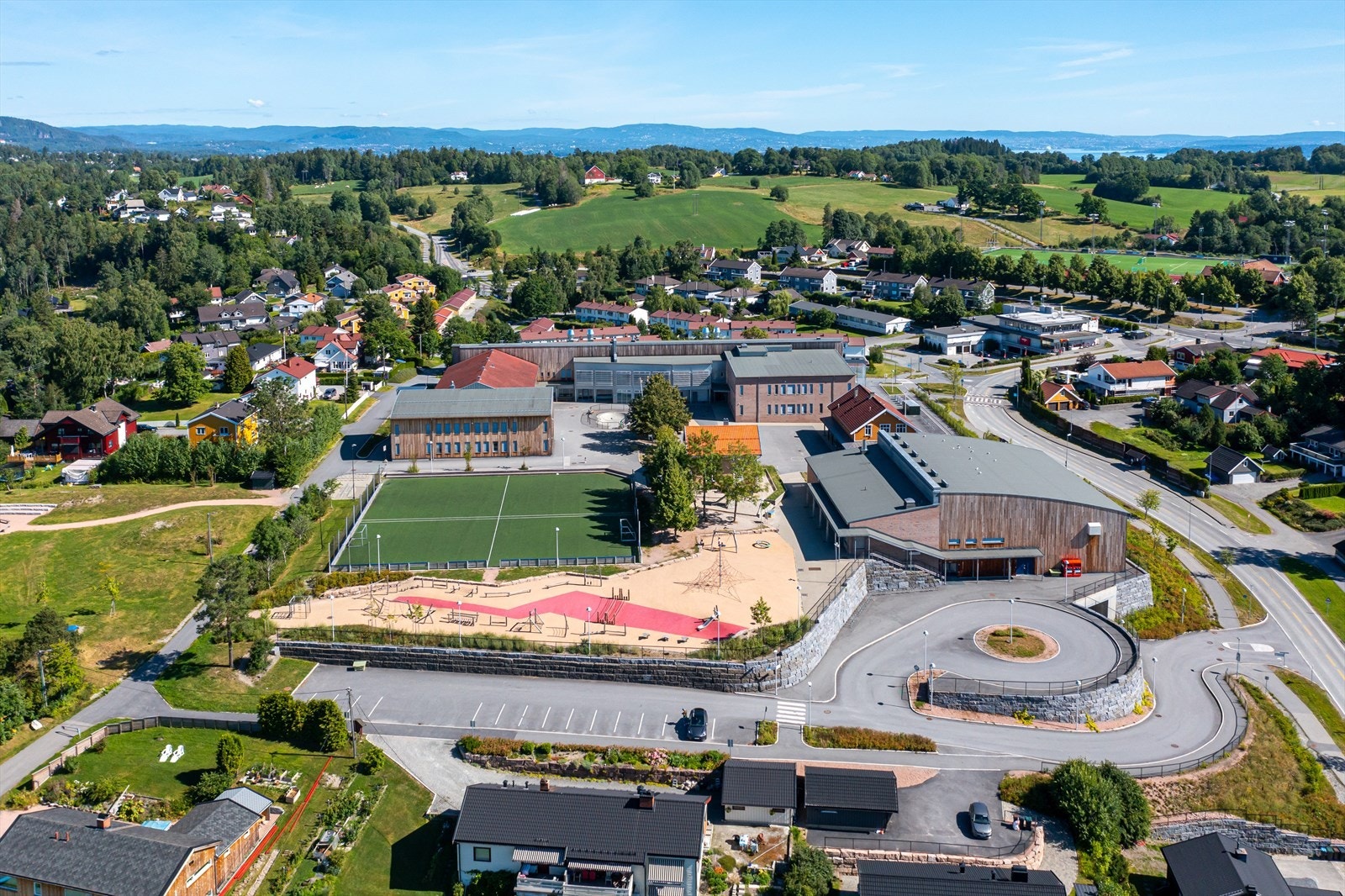 Boligen sogner til Heggedal skole. Skolen ble oppgradert for noen år siden med nye moderne bygg og en flerbrukshall. Galleribilde