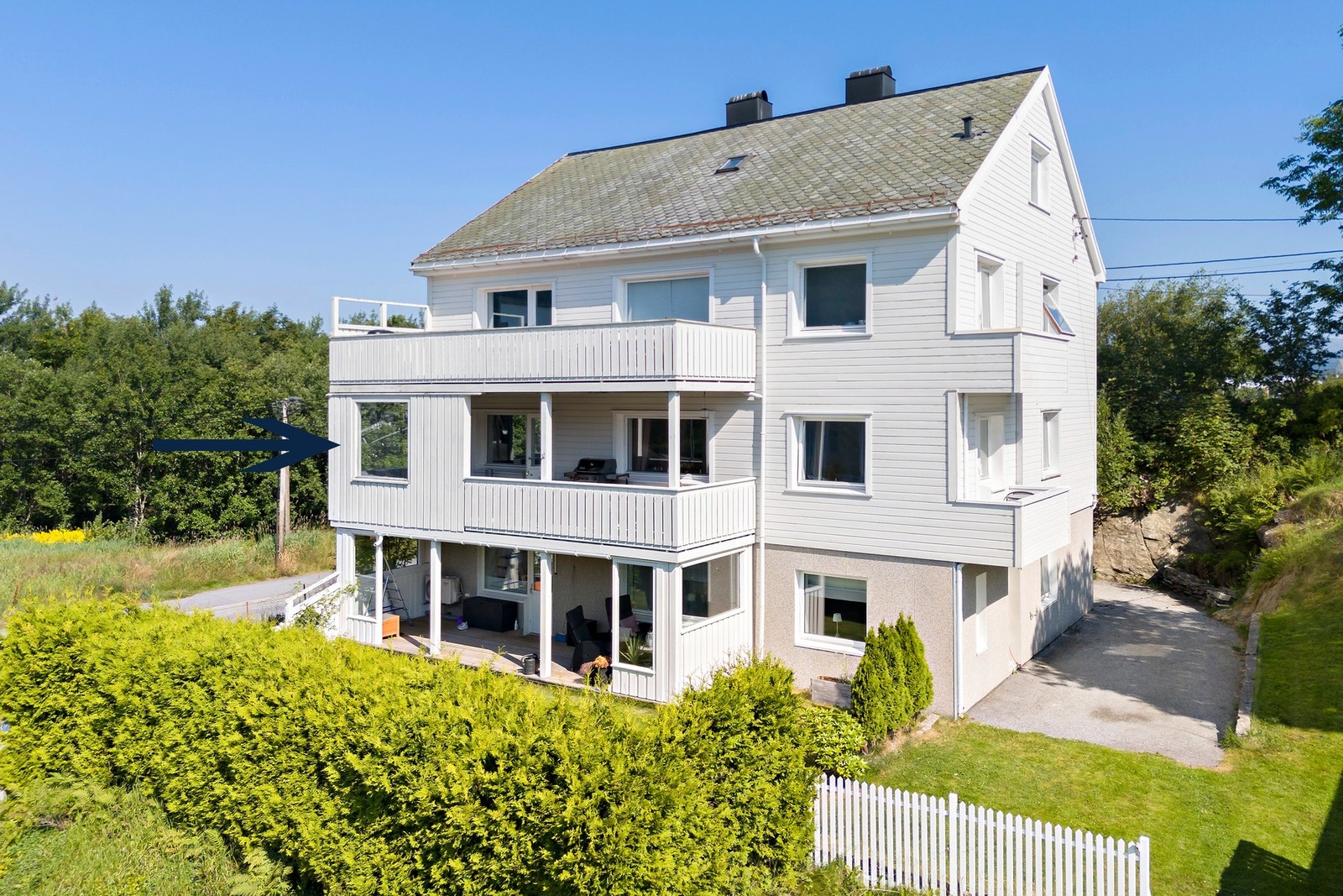Leiligheten ligger til byggets andre etasje, med felles inngang på baksiden av huset. Galleribilde