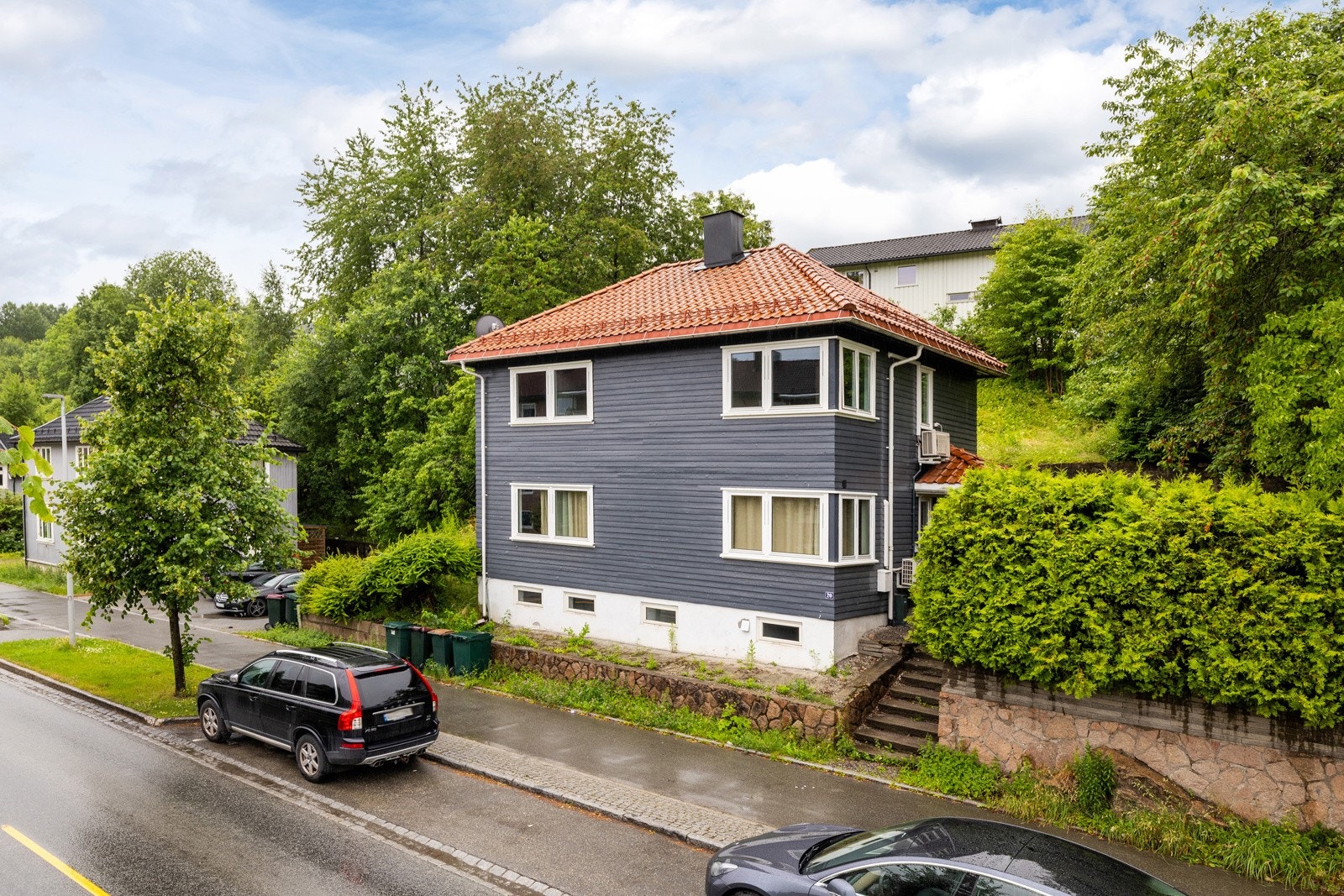 Boligen ligger sentralt med kort vei til skole, barnehage, butikk, buss og sentrum av Drammen. Galleribilde