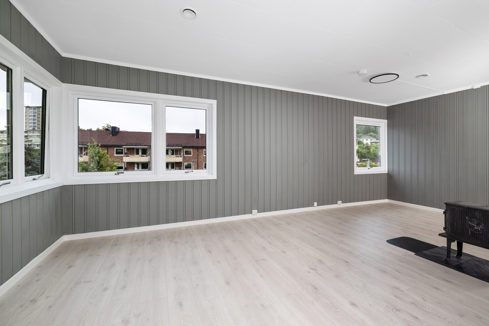 Store vinduer gir masse lysinnslipp og hyggelig utsyn. Galleribilde