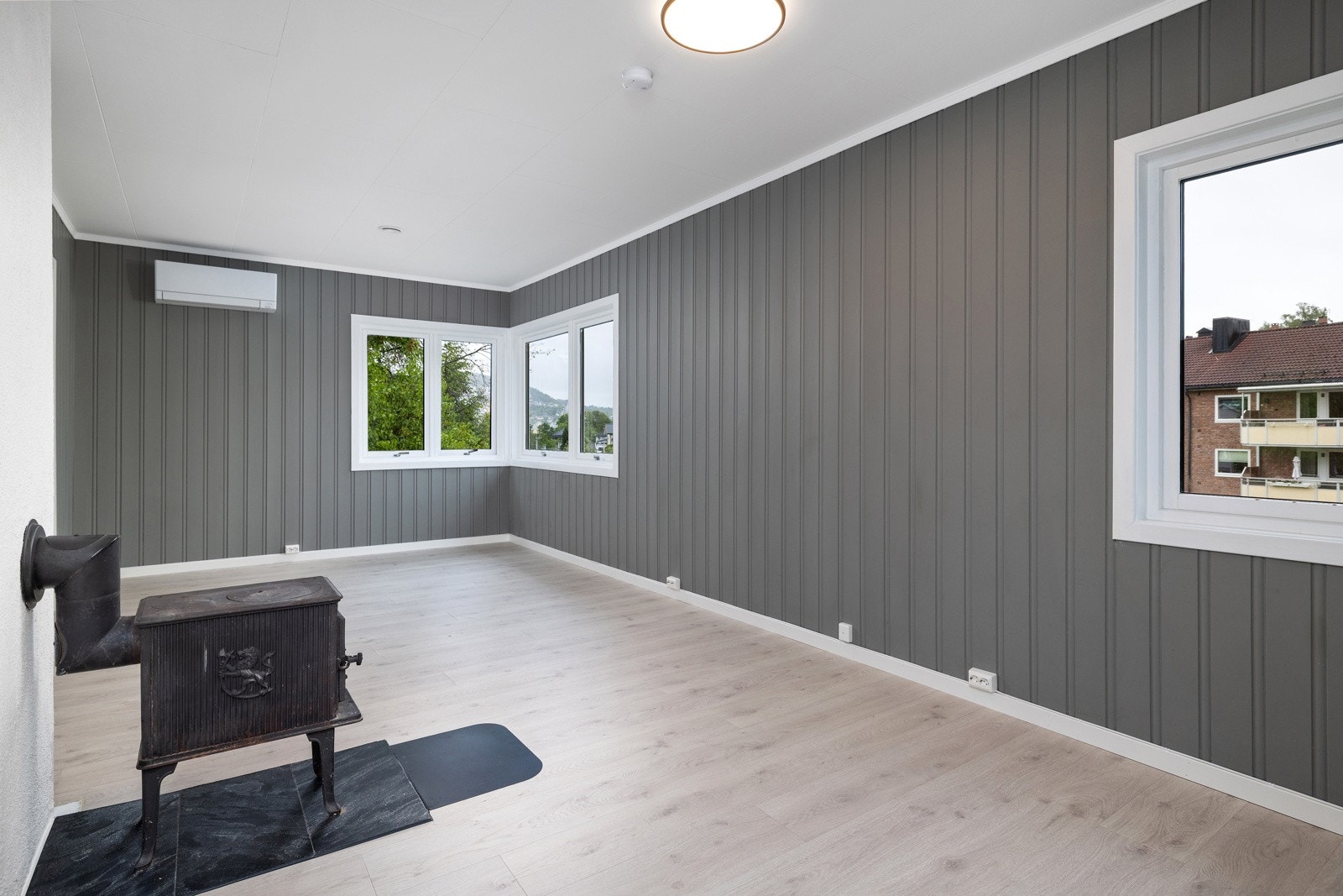 Det er plass til både sofagruppe og spisebord. Galleribilde