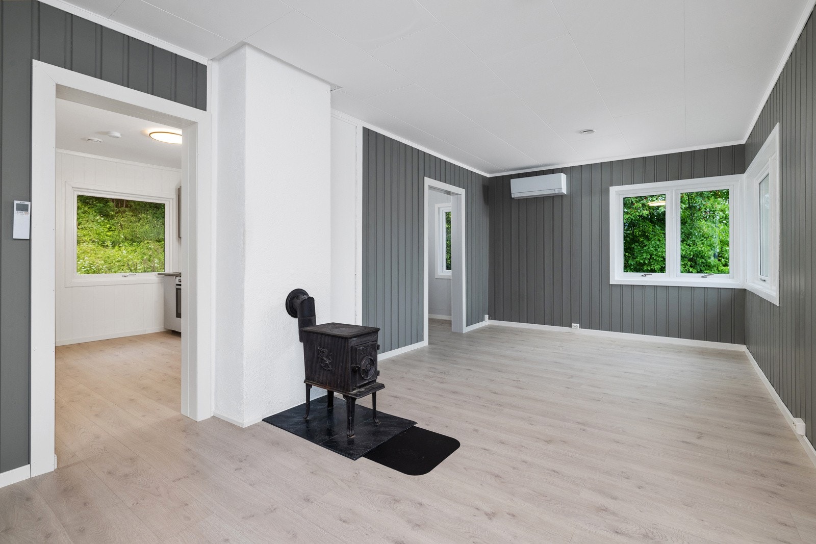 I stuen er det varmepumpe og vedovn. Galleribilde