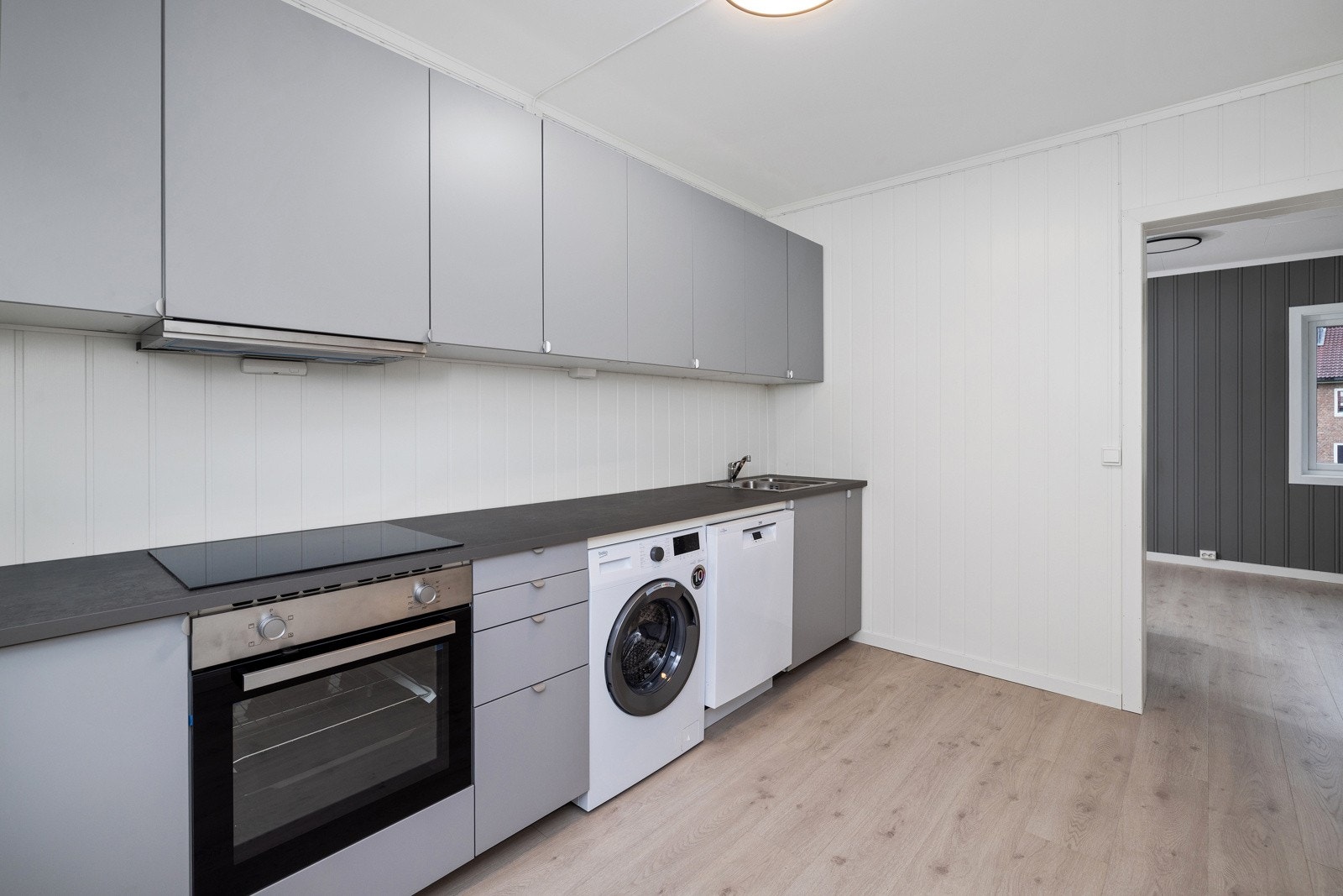 Innredningen har slette fronter, laminat benkeplate og dobbel oppvaskkum. Galleribilde