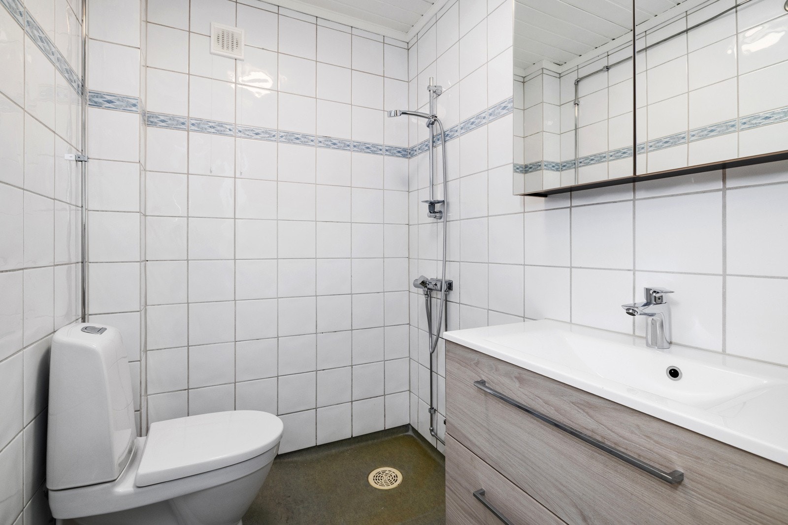 Bad oppgradert med ny innredning. Badet har flislagte vegger og belegg på gulvet. Balansert ventilasjon. Galleribilde