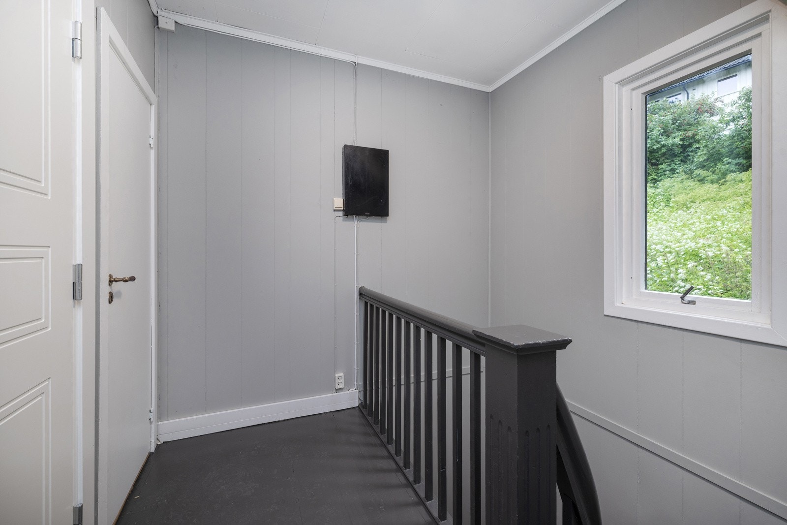 Felles trappegang i 2.etg. Det er også tilgang til felles kaldt loft og kjeller. Galleribilde
