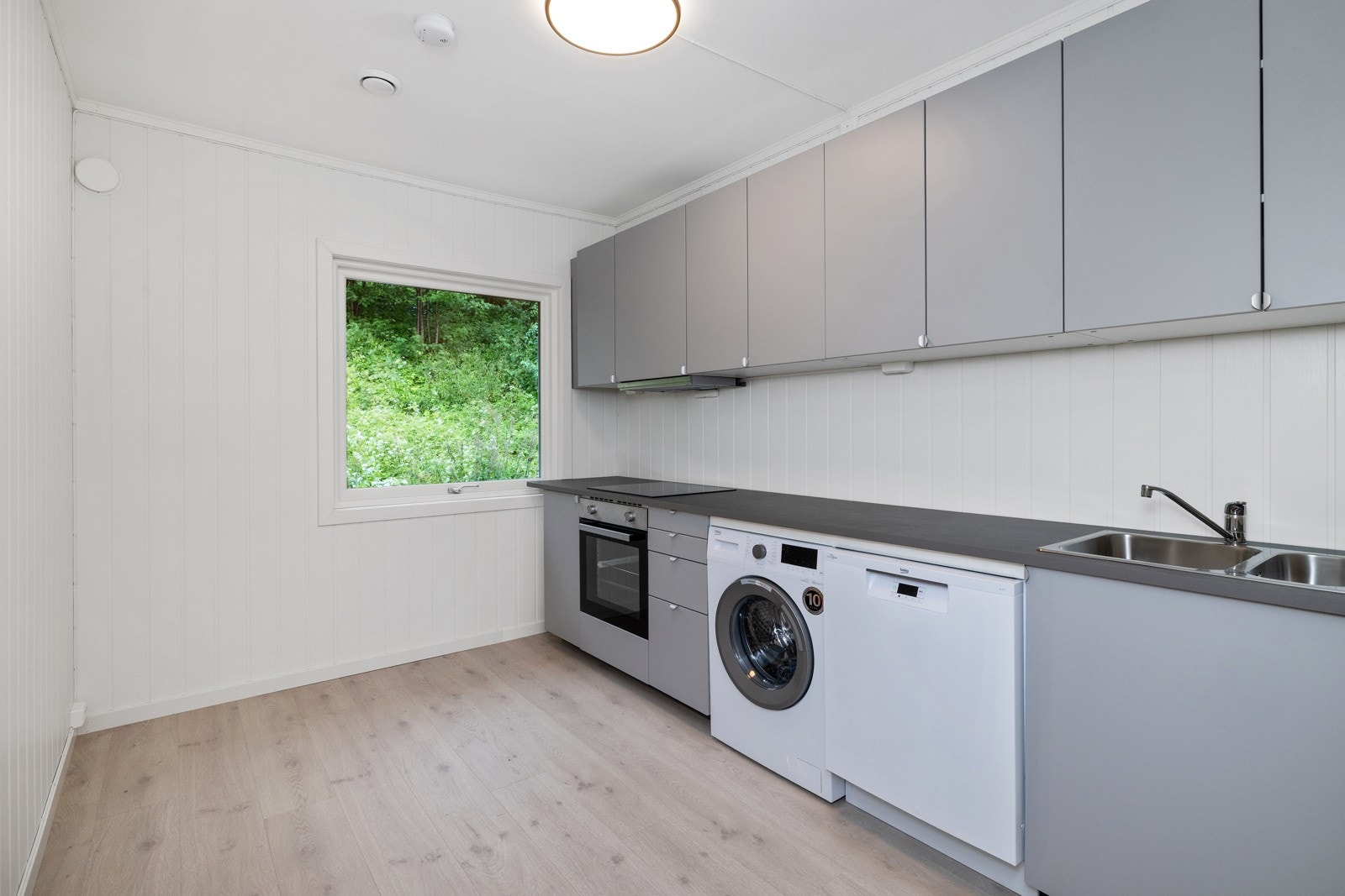 Velkommen til en hyggelig leilighet i 2. etasje i Homestrandsveien 20. Galleribilde