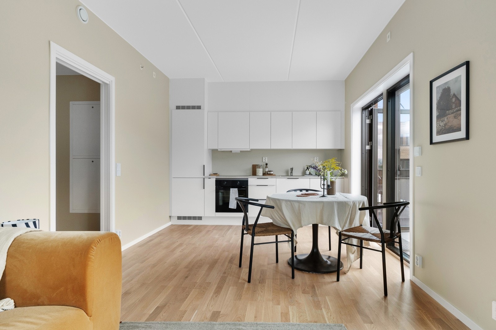 Lune fargetoner, eikeparkett m/ vannbåren gulvvarme Galleribilde