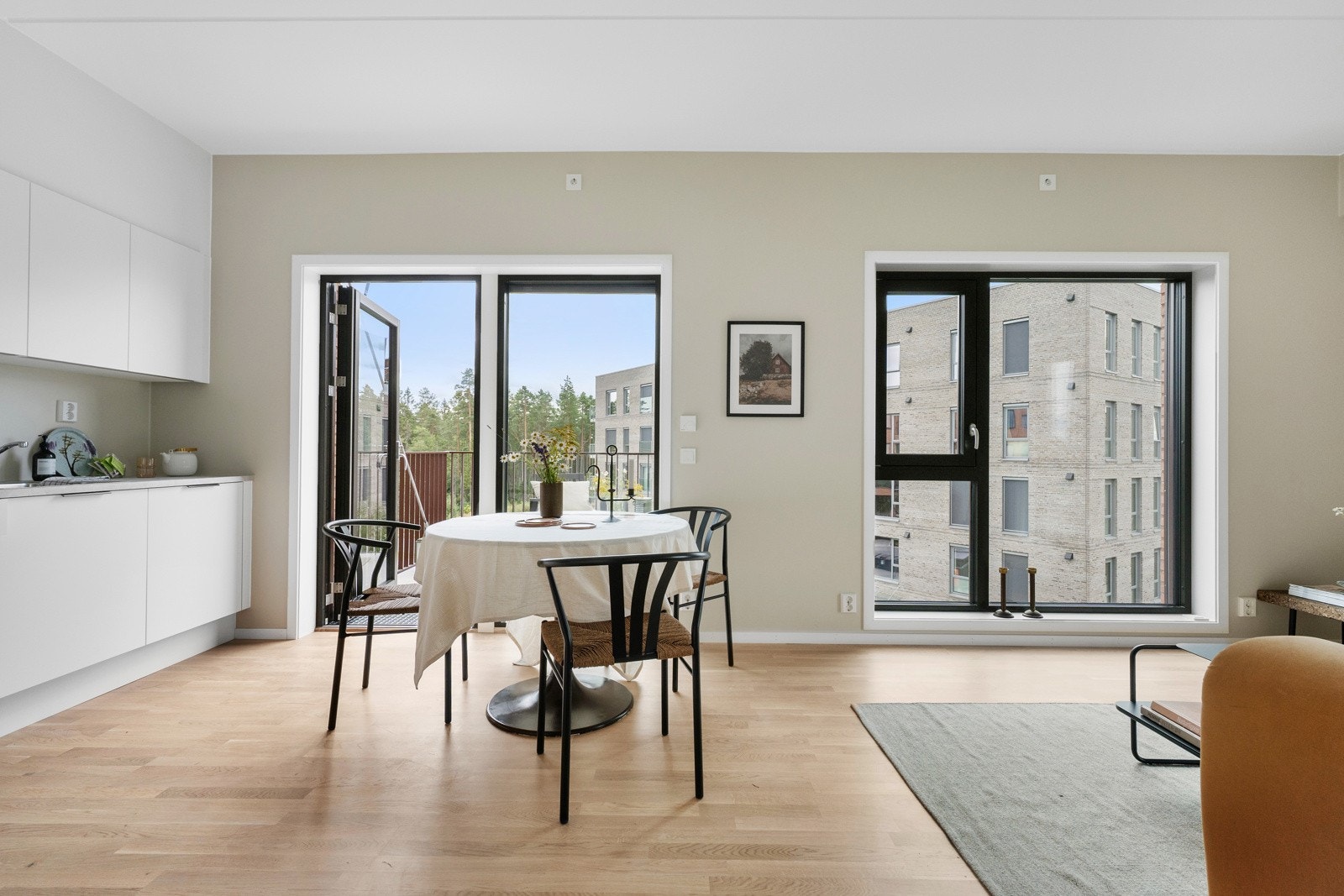 250cm takhøyde i kombinasjon med store vindusflater og åpen romløsning gir en luftig romfølelse Galleribilde