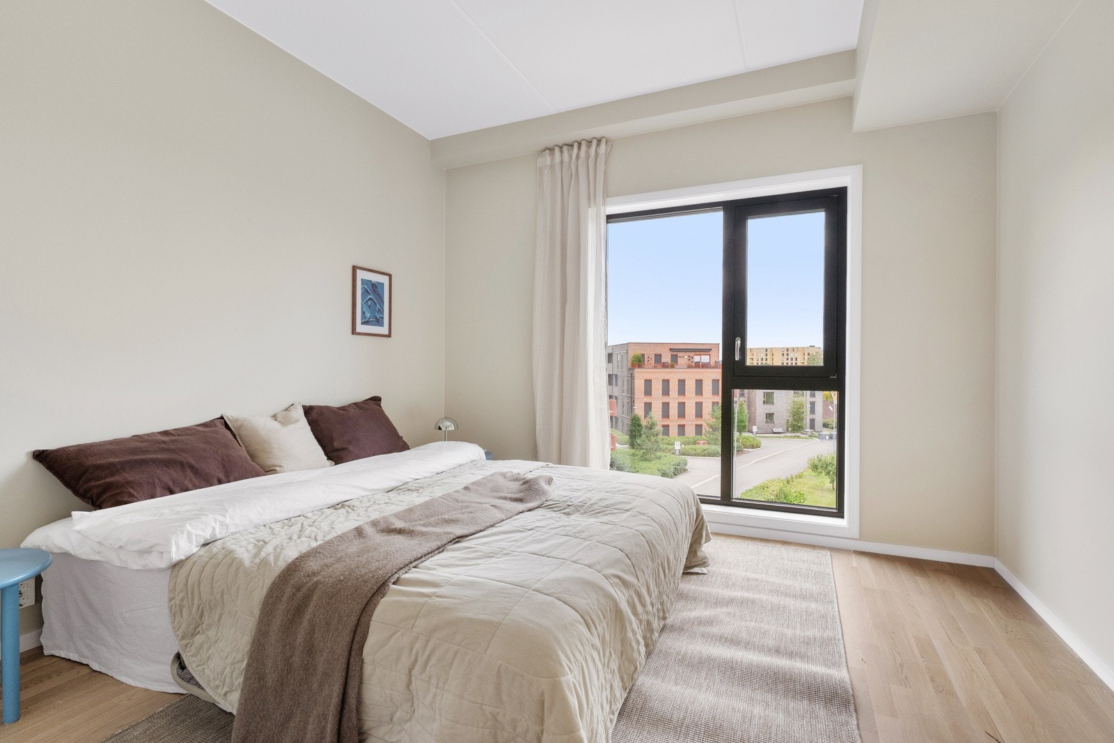 Hovedsoverom med god plass til garderobeløsning, dobbeltseng og møblement. Galleribilde