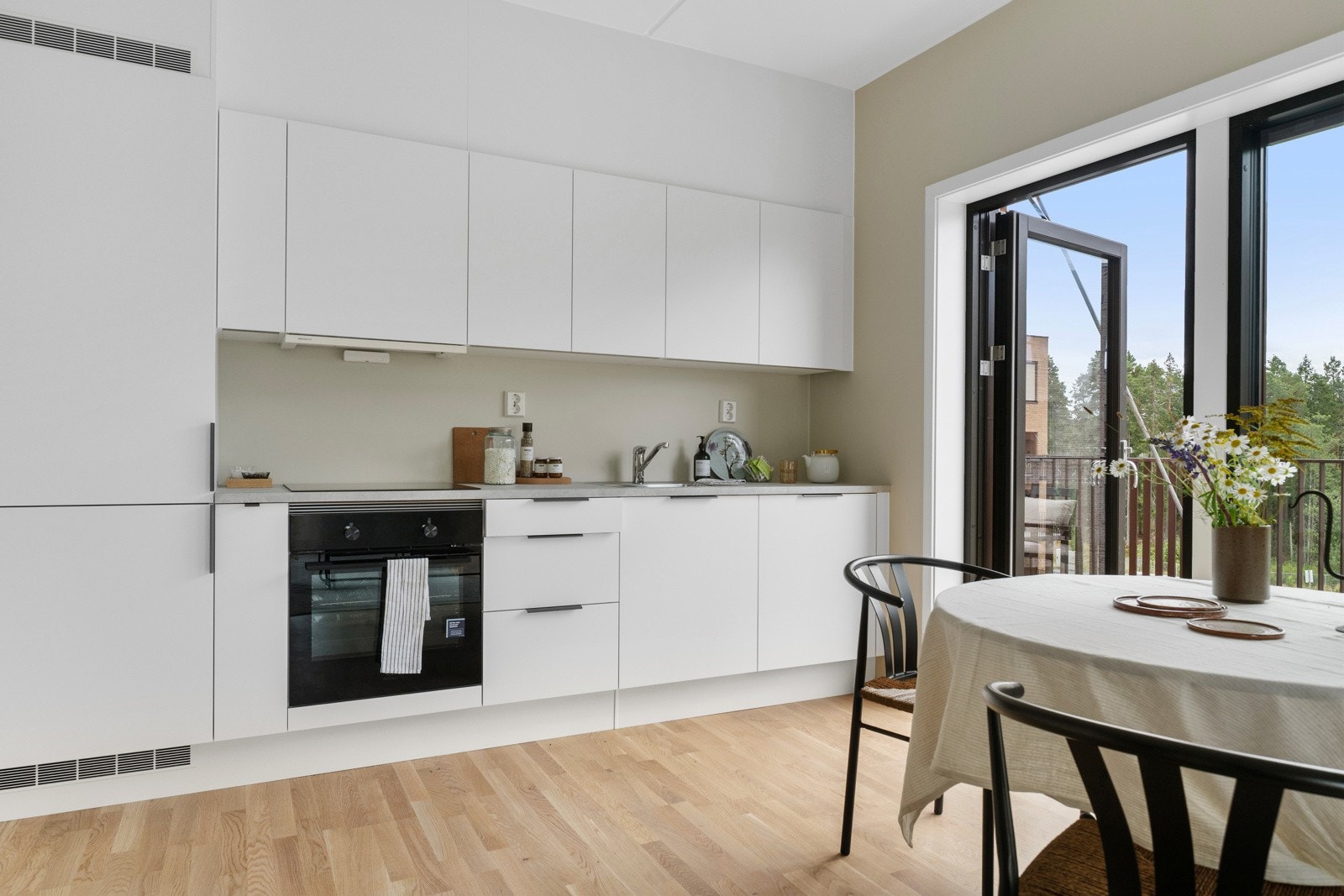 Stilrent kjøkken med integrerte hvitevarer. Galleribilde