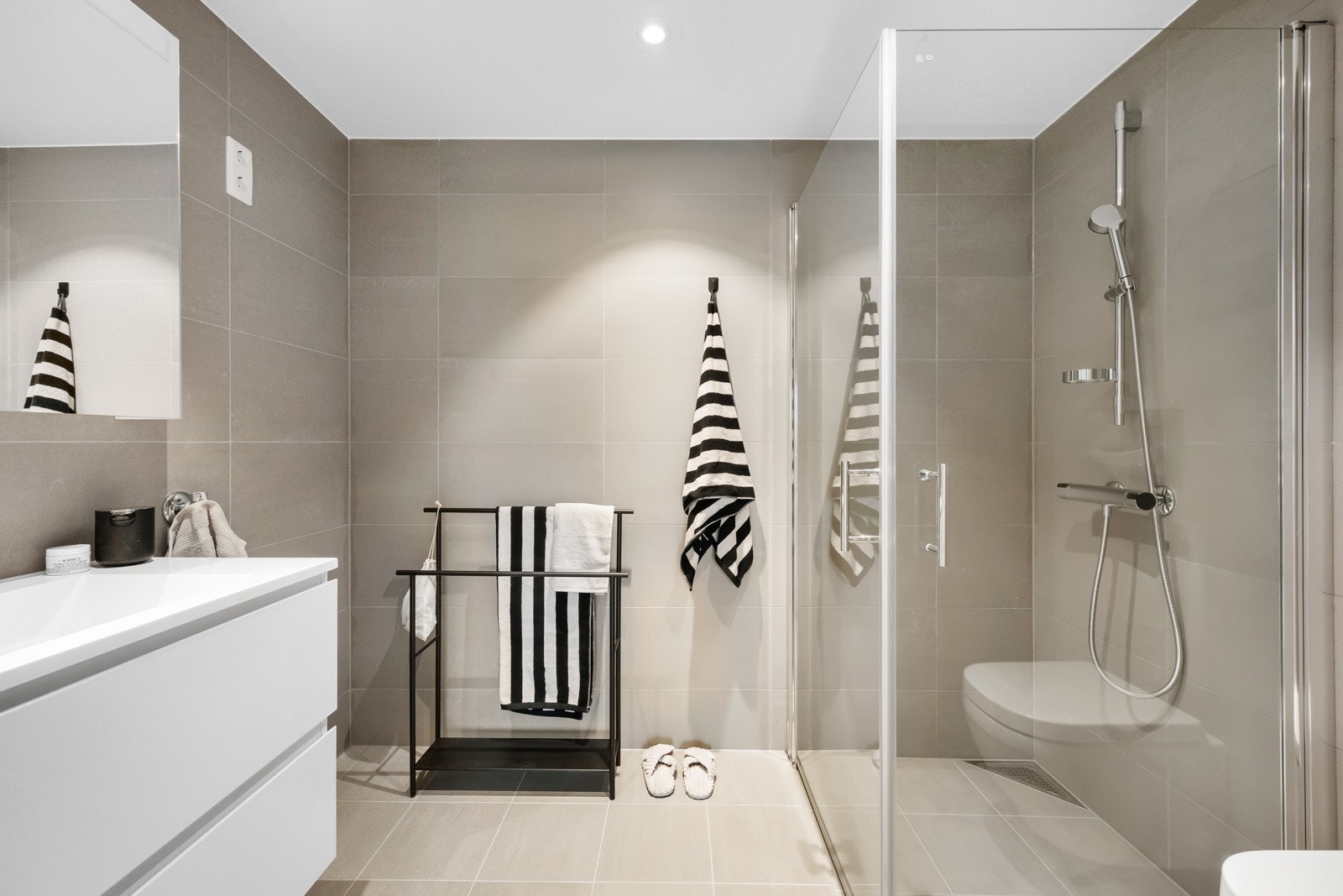 Delikat bad med gulvvarme, downlights, dusjhjørne og opplegg for vask/tørk Galleribilde