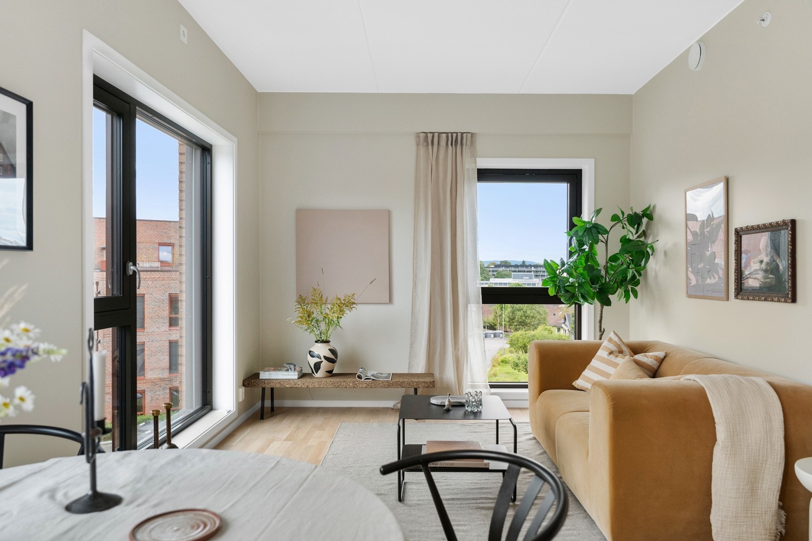 Lettmøblert stue med god plass til sofa, møblement og spisestuen Galleribilde