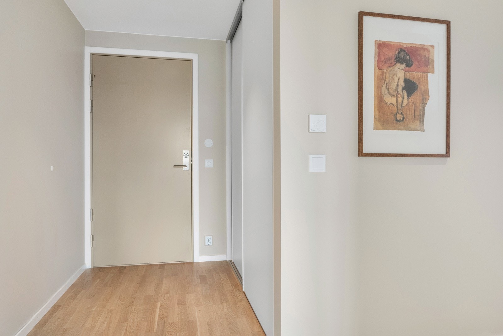 Entré med skyvedørsgarderobe, vannbåren gulvvarme og callinganlegg Galleribilde