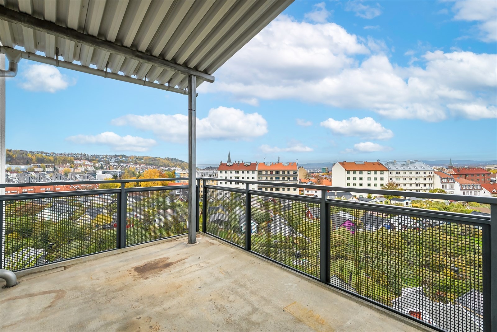 Balkongen er på ca. 10 m2 og kan by på en grønn og frodig utsikt på sommerstid, med utsikt over Etterstad kolonihage - hyggerligere blir det ikke! Galleribilde