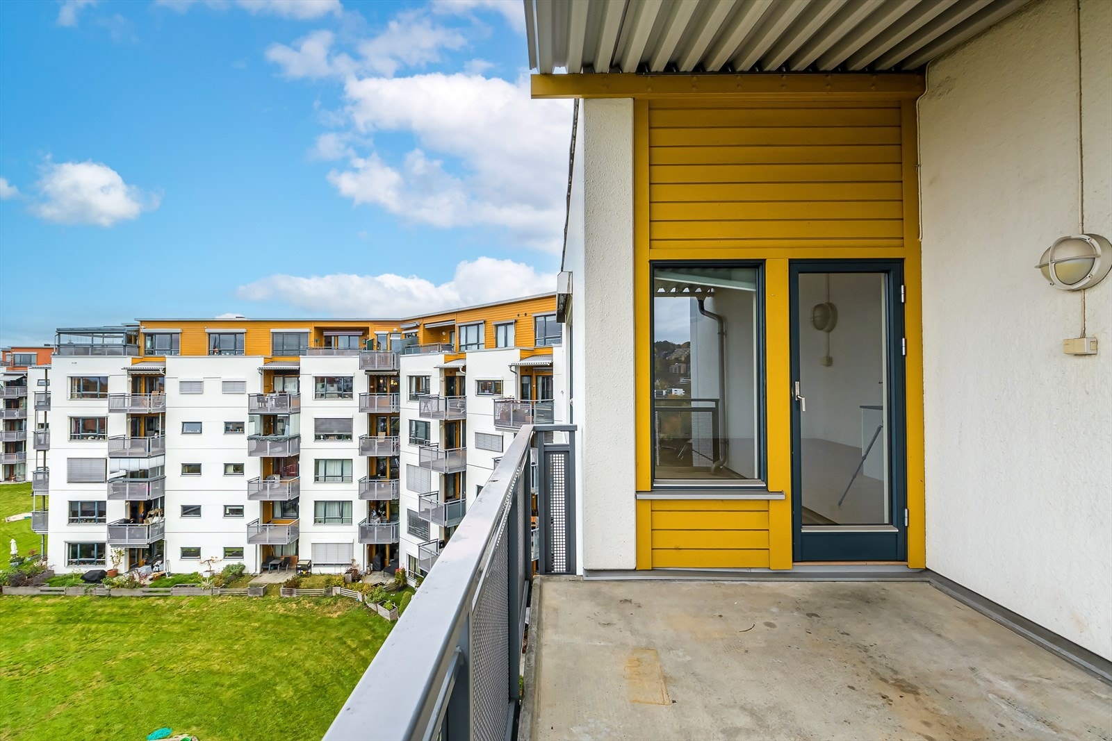 Her sitter man privat og skjermet til med god avstand til nærliggende bygg. Galleribilde